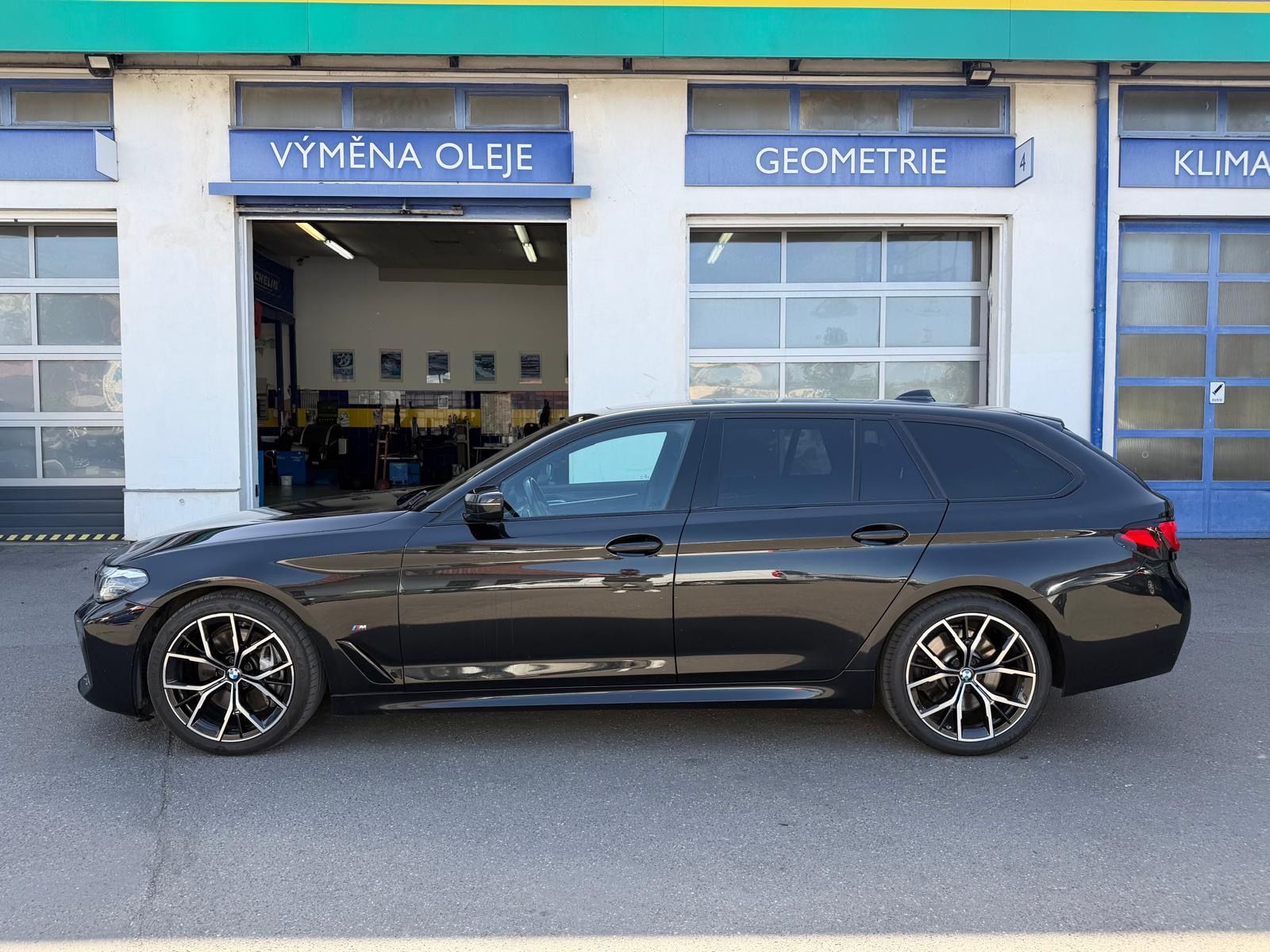 BMW Řada 5, 540d xDrive Touring - fotka 3