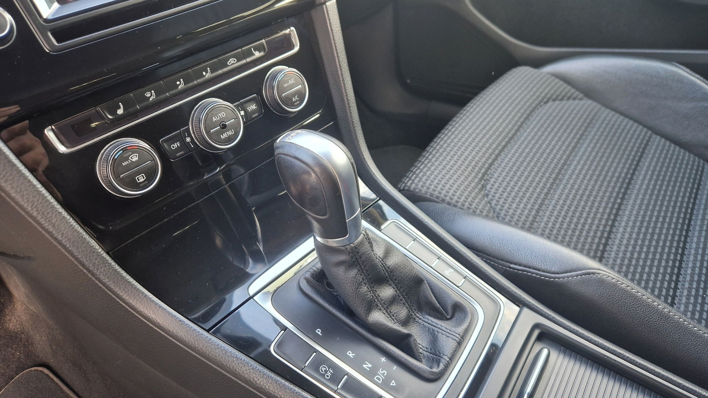 Volkswagen Golf, 1,6TDI DSG HIGHLINE ČR PĚKNÝ - fotka 6