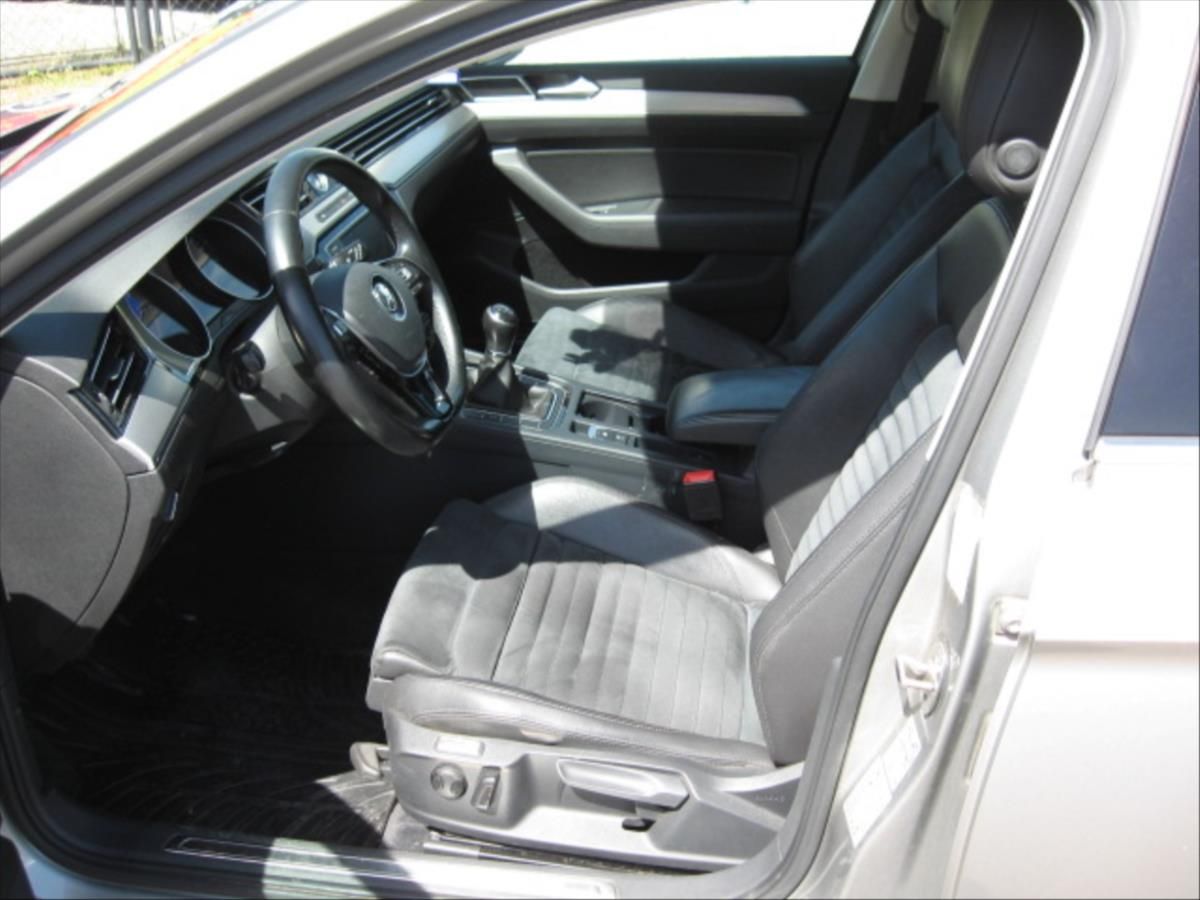 Volkswagen Passat, 2,0 TDi Highline - fotka 6