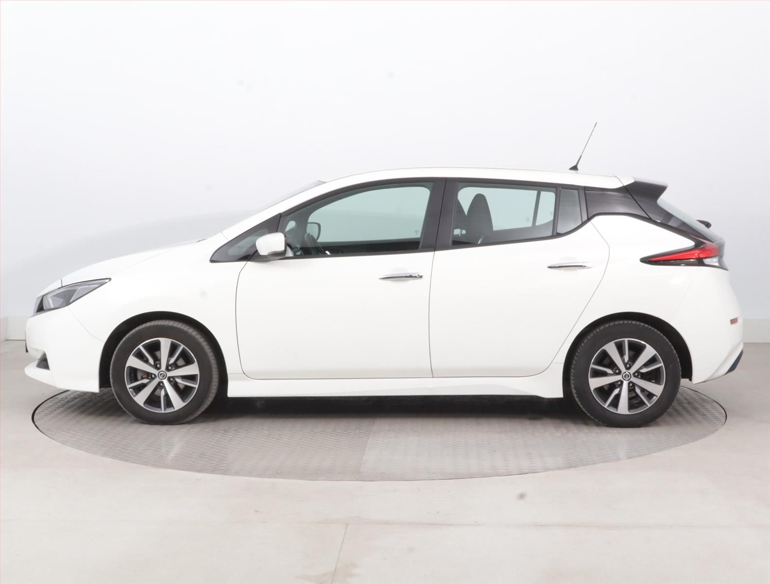 Nissan LEAF, 40 kWh, SoH 93%, Automat - fotka 3