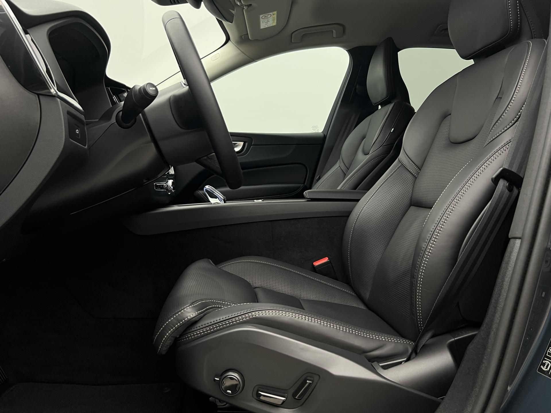 Volvo XC60, B5 AWD PLUS DARK AUT 1.maj. - fotka 3