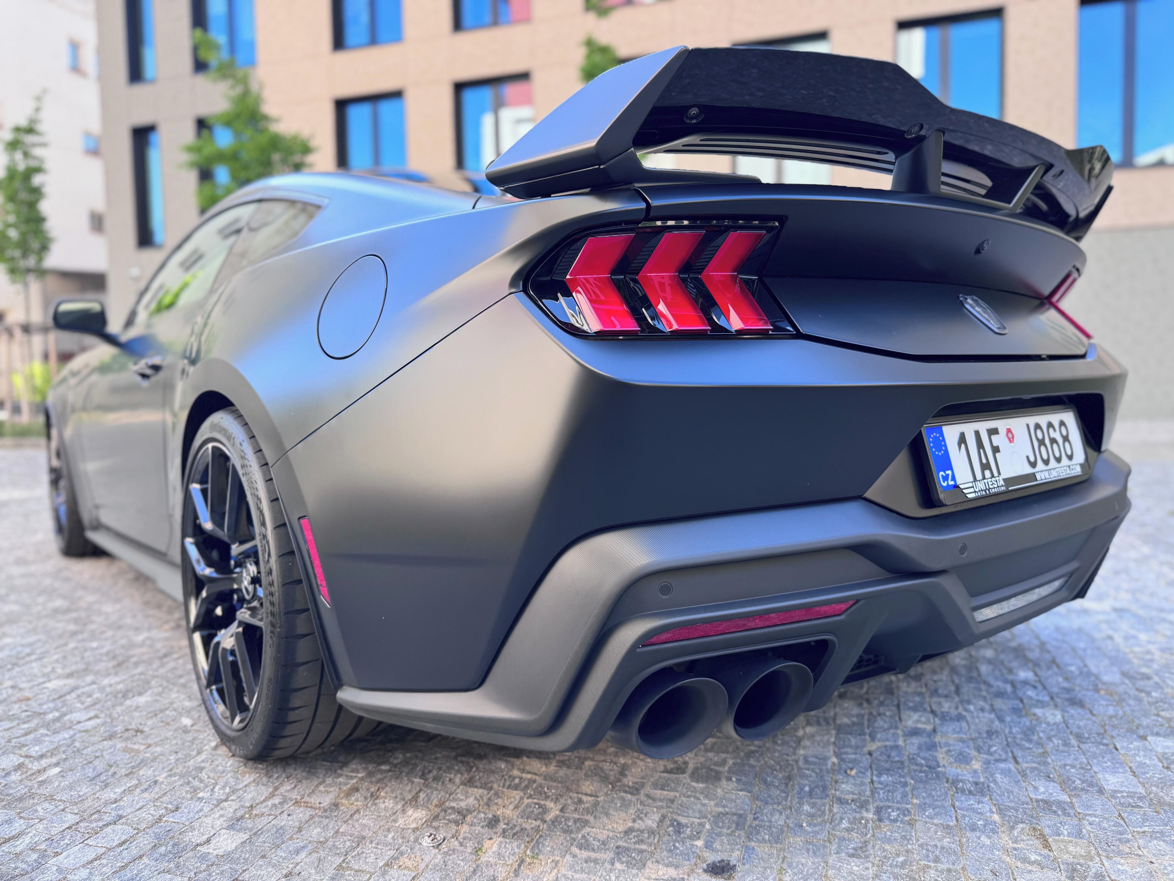 Ford Mustang, Dark Horse 5.0 V8 (USA verze) - fotka 3