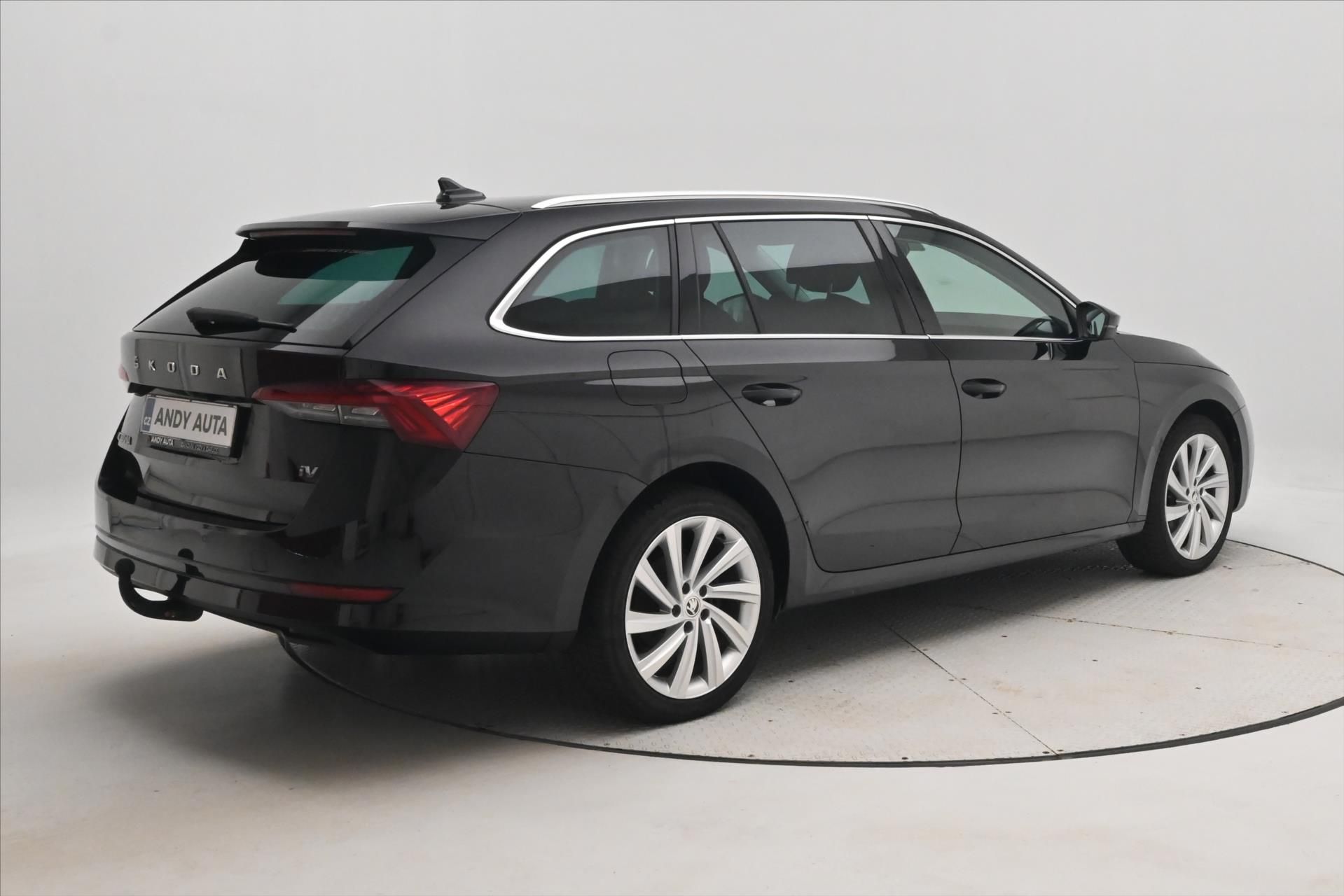 Škoda Octavia, 1,4 TSI iV 150kW DSG Style Zár - fotka 5