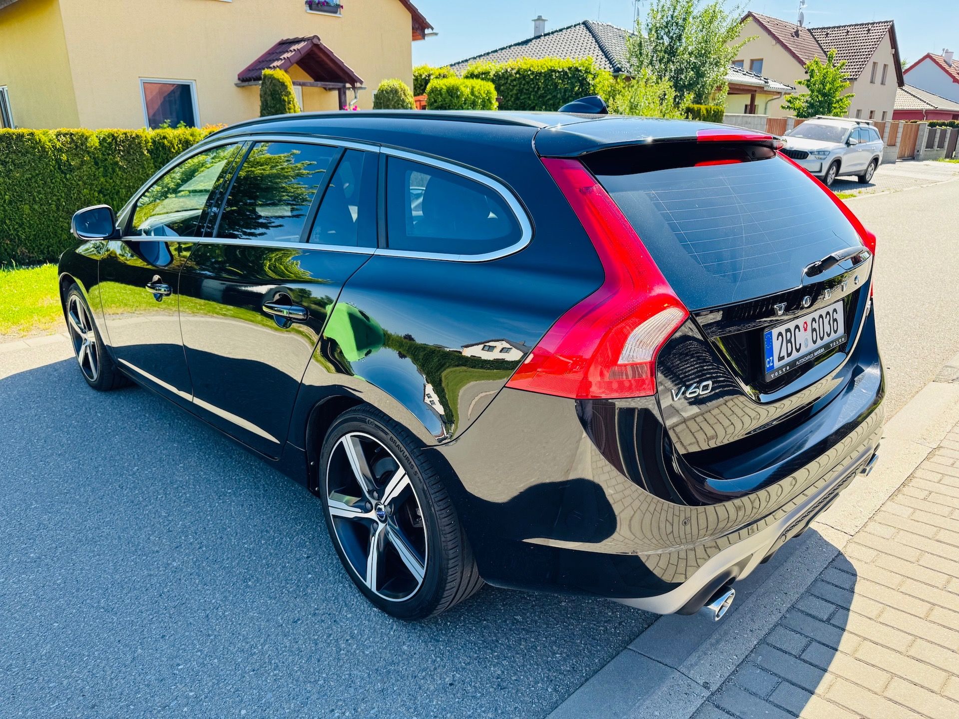 Volvo V60, D3 R-DESIGN AUT plný servis - fotka 4