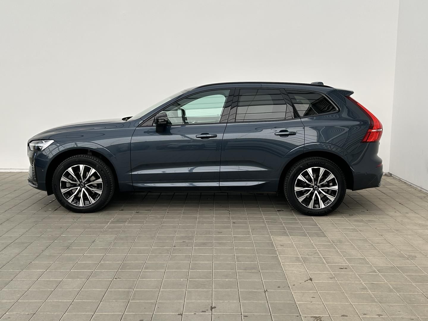 Volvo XC60, 2.0B4 145kW 4x4  PLUS  Black - fotka 3