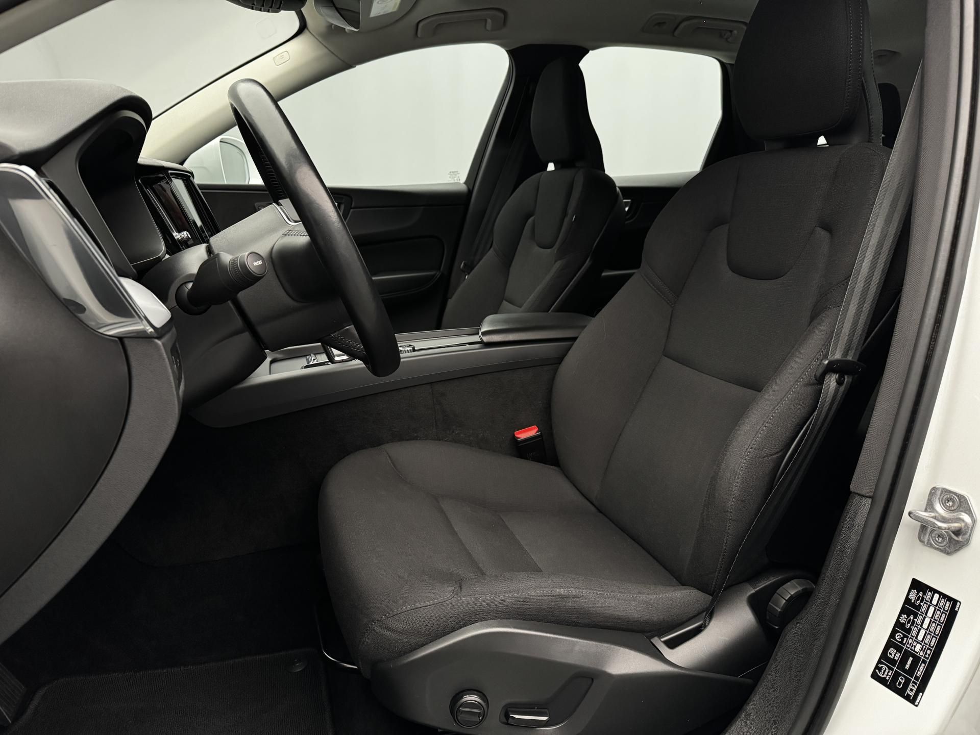 Volvo XC60, B4 AWD MOMENTUM AUT CZ - fotka 4