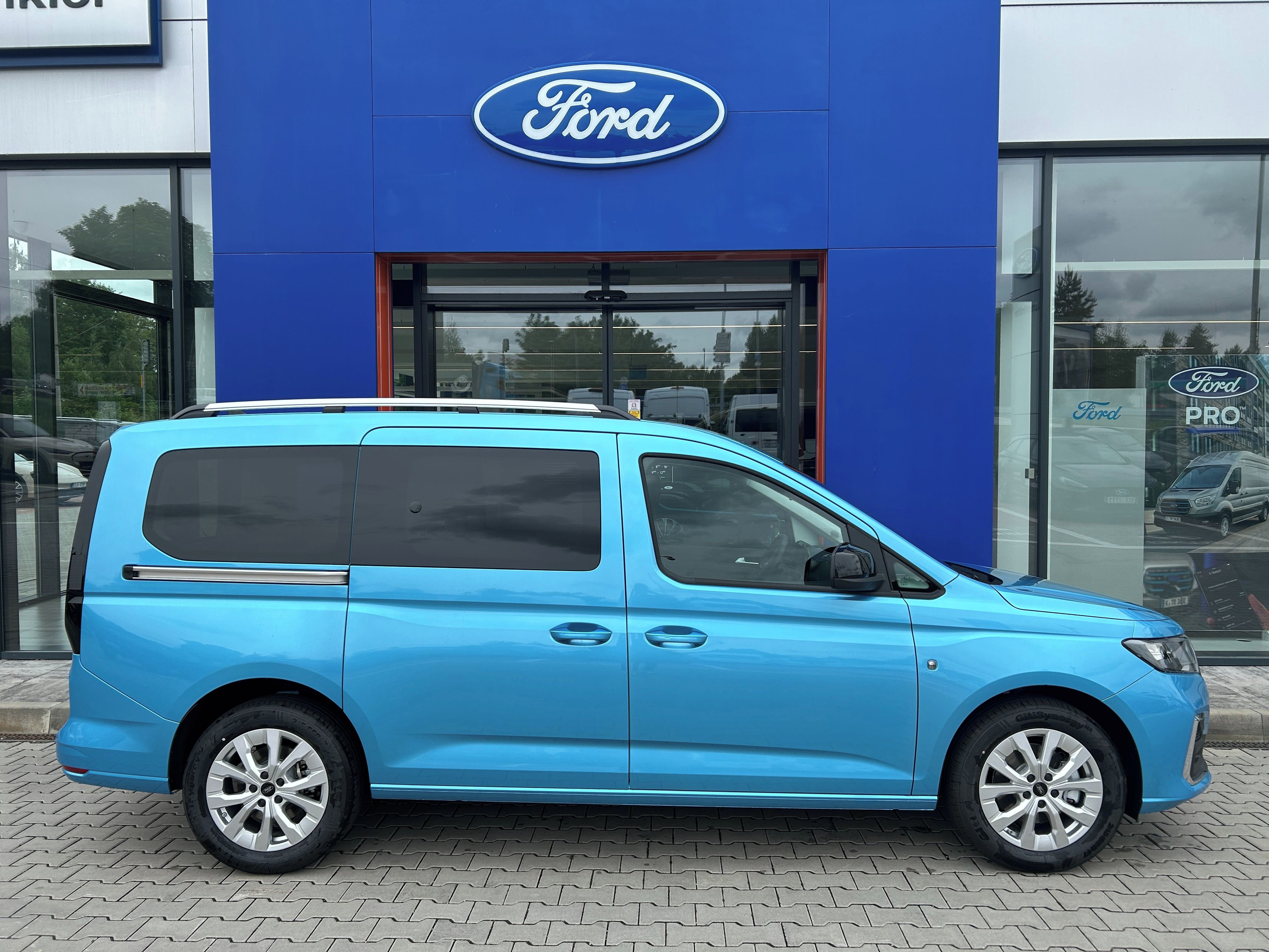 Ford Tourneo Connect, 1.5 Ecoboost 85kW AT Titanium - fotka 3