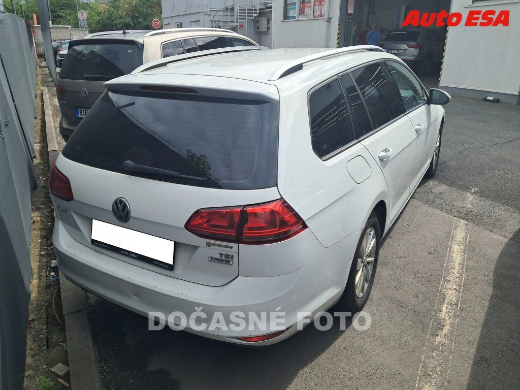 Volkswagen Golf, 1.4 i,1.maj,ČR - fotka 2
