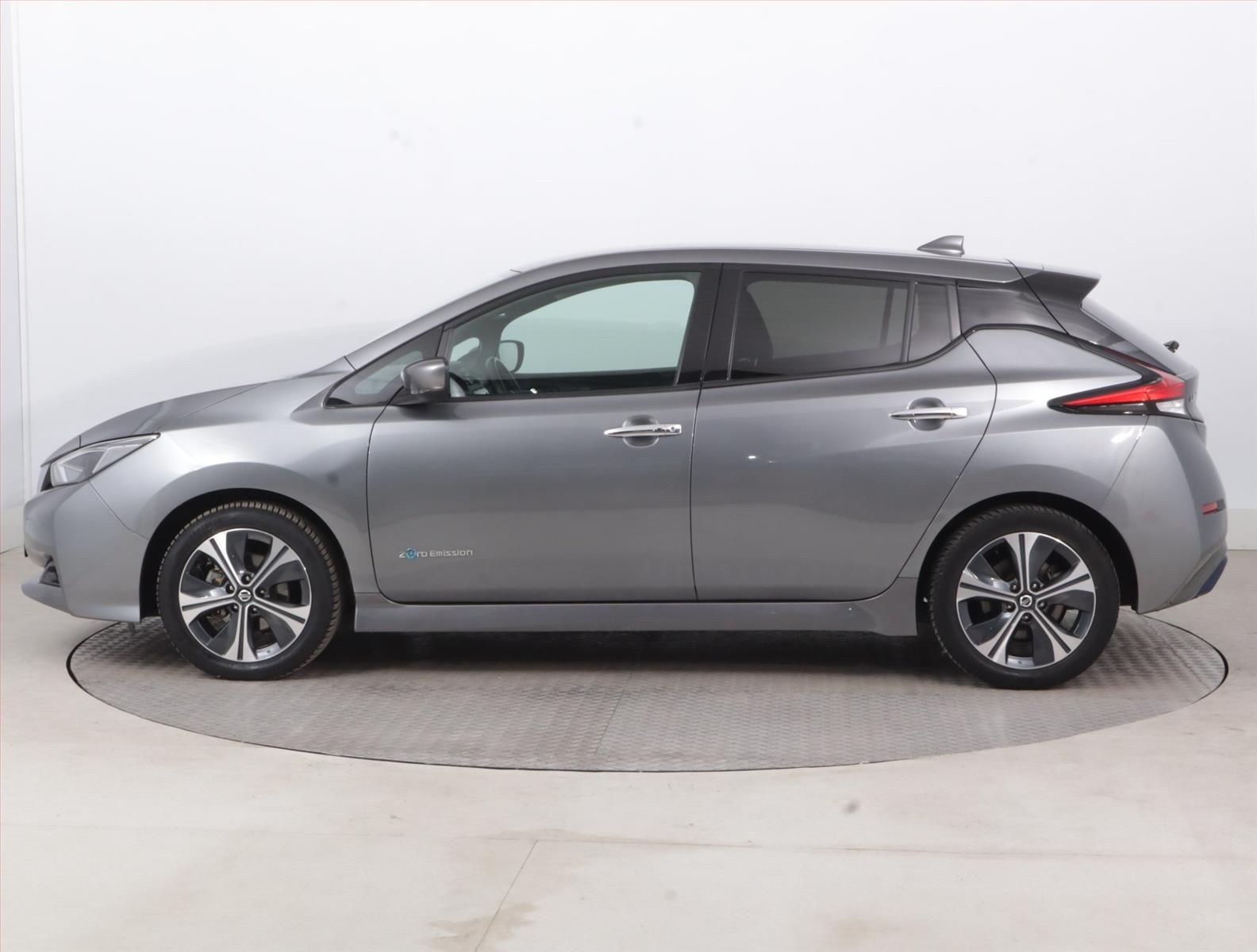Nissan LEAF, 40 kWh, SoH 89%, Automat - fotka 3