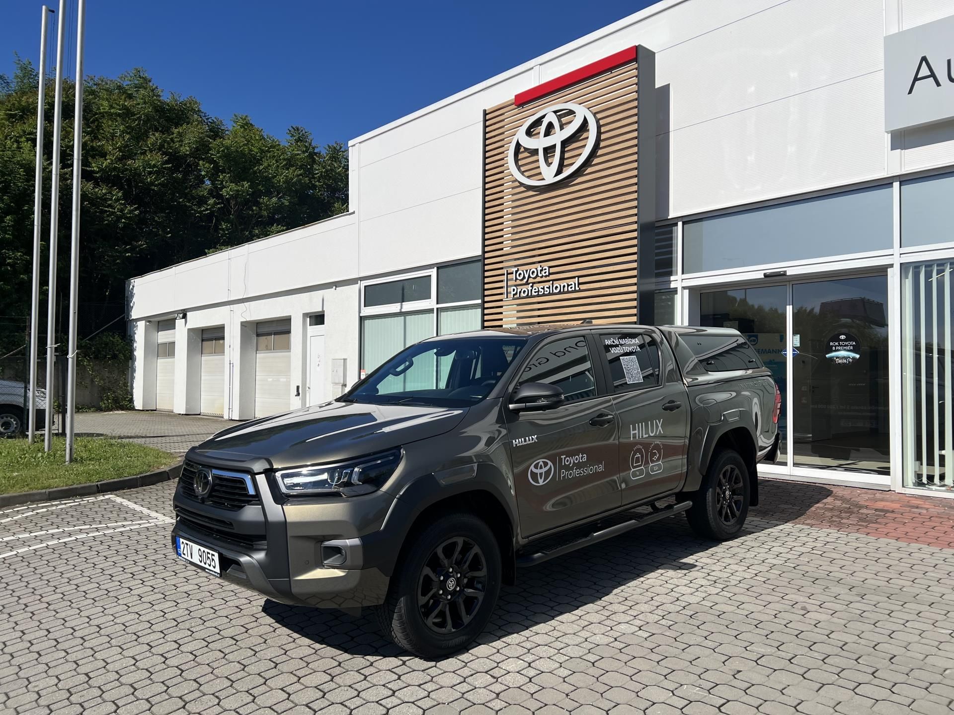 Toyota Hilux, 2.8D 6AT Invincible 4×4 + tažn - fotka 2