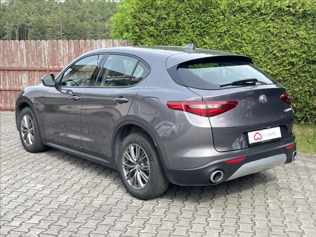 Alfa Romeo Stelvio, 2,2 JtDm Q4 EXECUTIVE 210CV - fotka 4