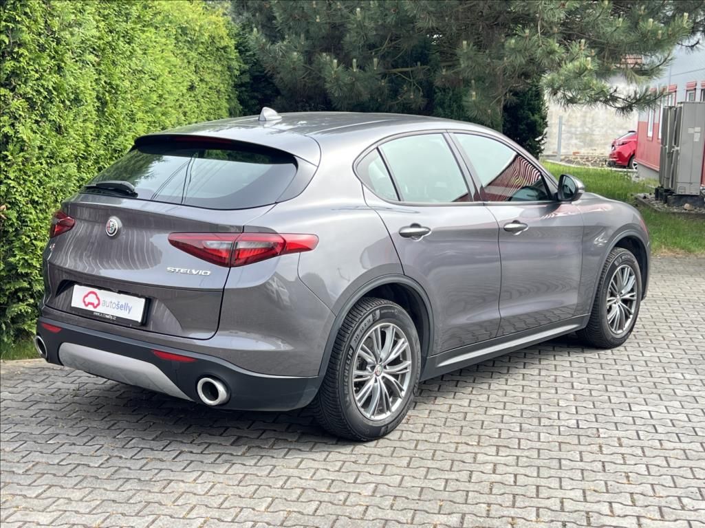Alfa Romeo Stelvio, 2,2 JtDm Q4 EXECUTIVE 210CV - fotka 6