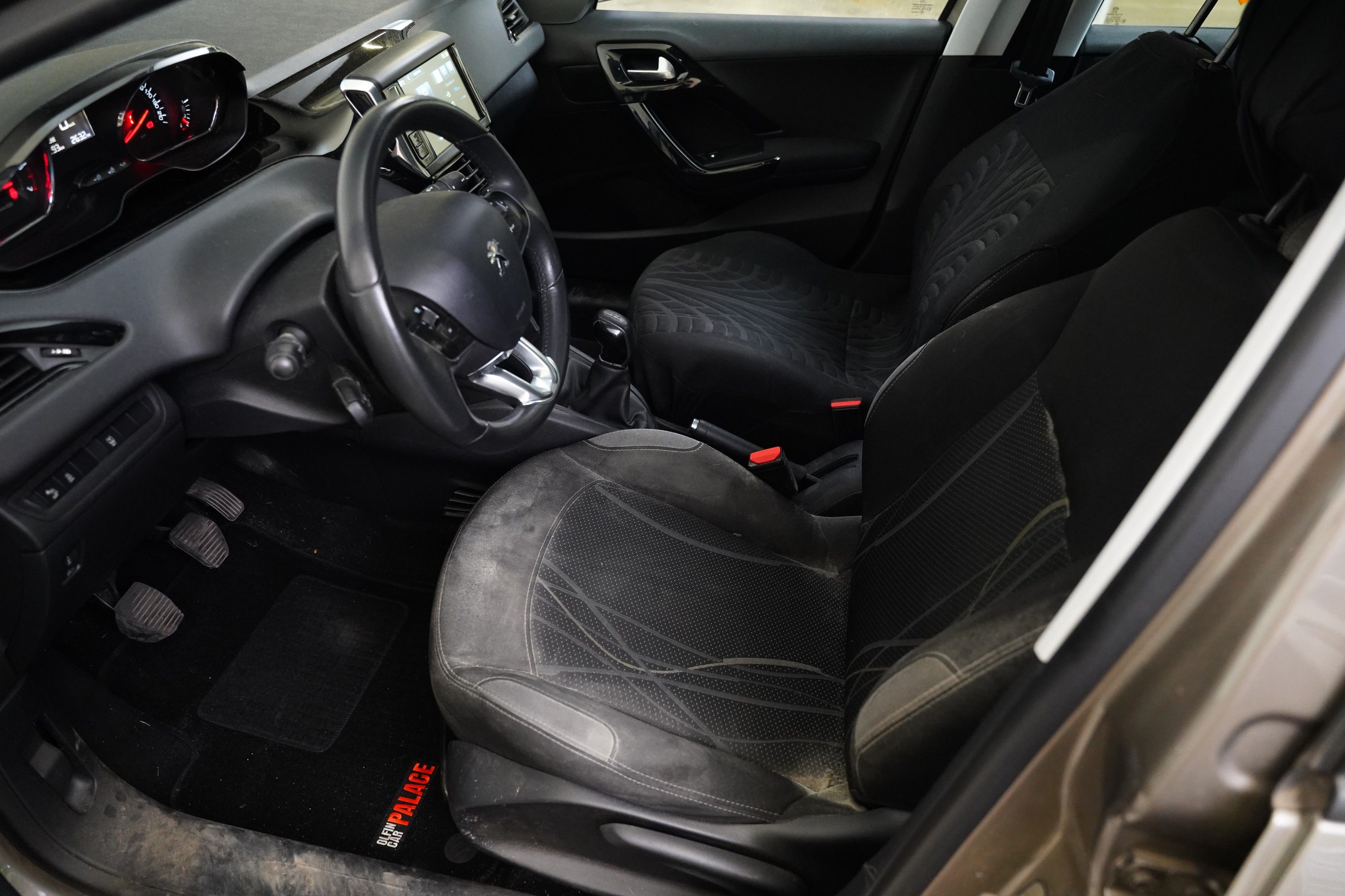 Peugeot 208, 1.2i 60 kW - fotka 6