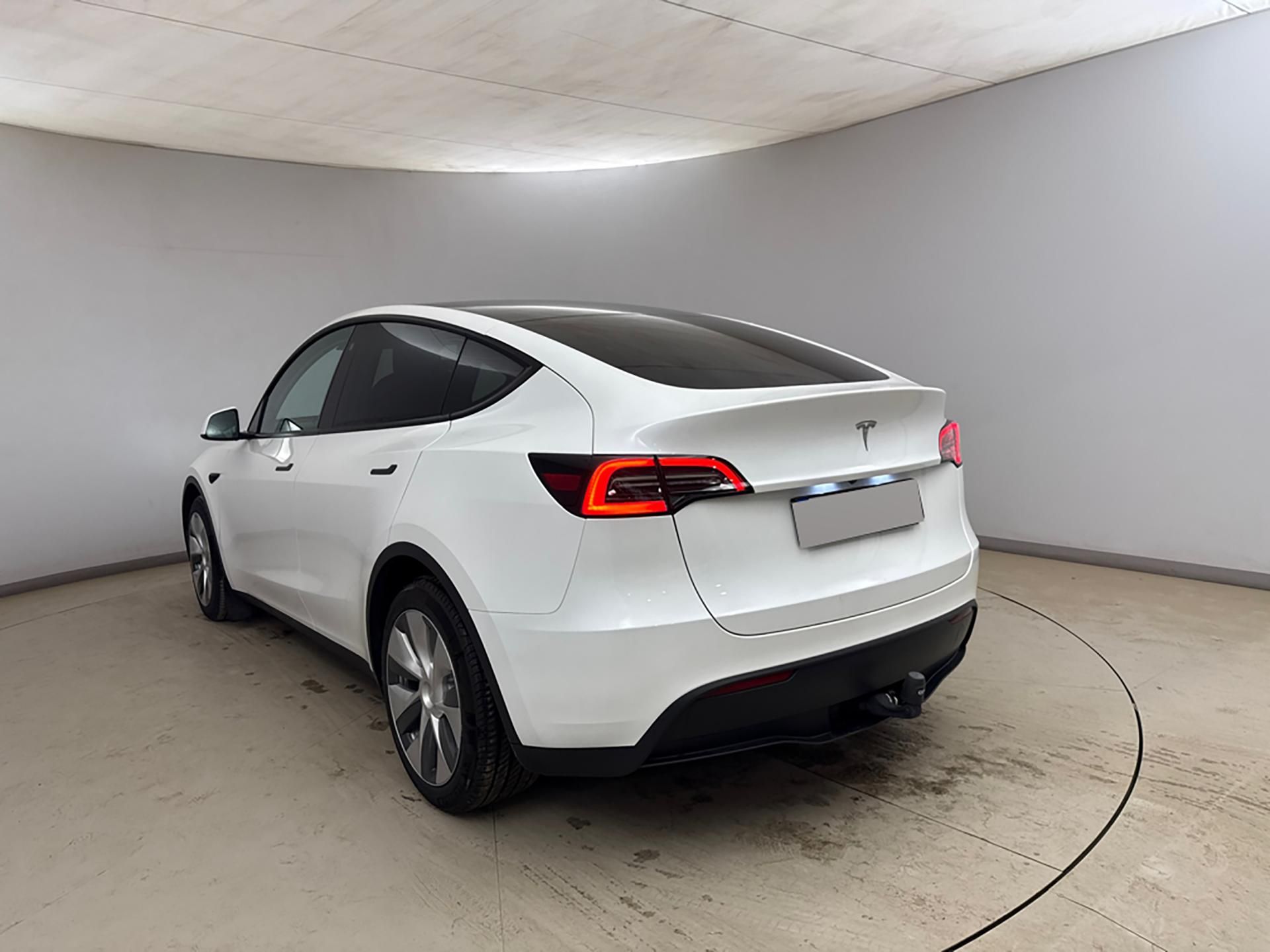 Tesla Model Y, RWD LFP | Tažné 1 600 kg - fotka 4