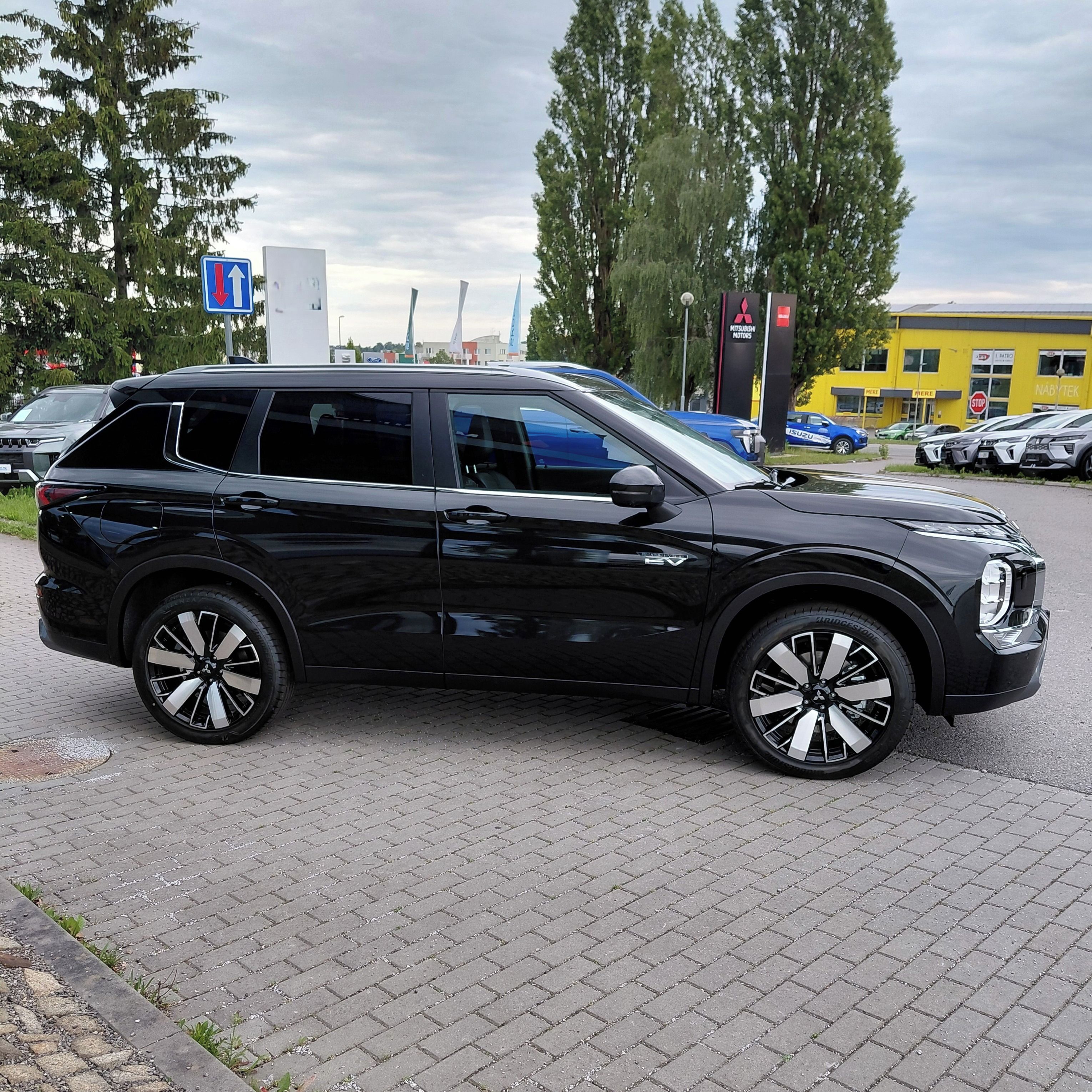 Mitsubishi Outlander, 2.4 PHEV INTENSE 4x4 BONUS - fotka 4