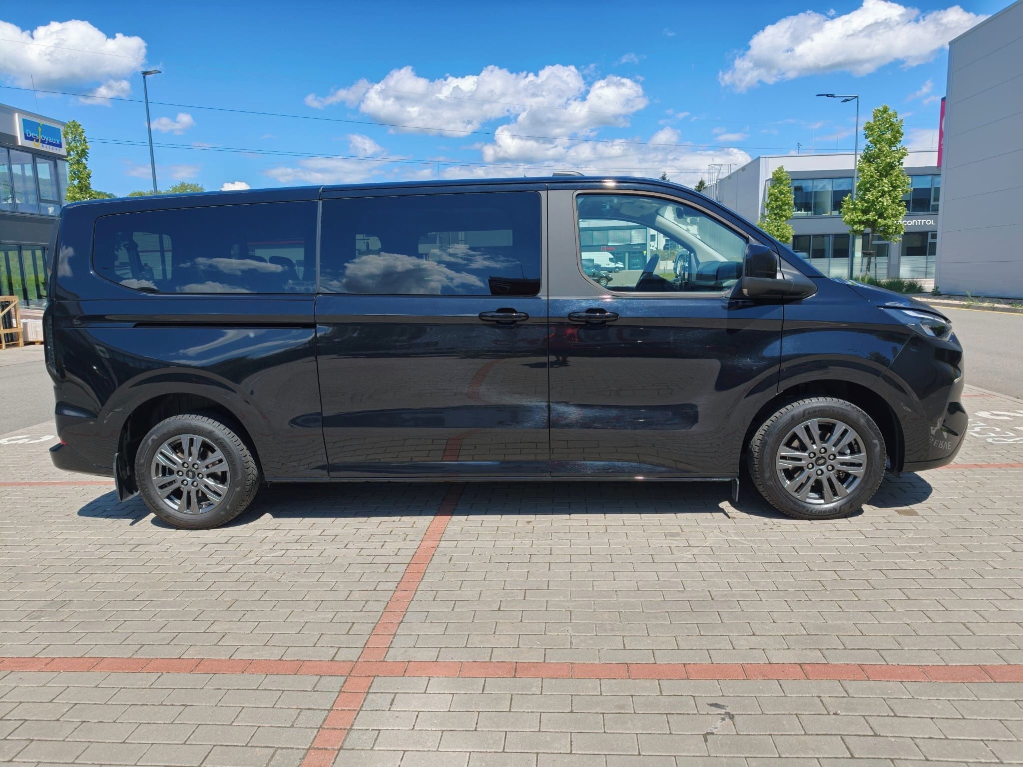 Ford Tourneo Custom, Titanium L2 Aut. 9 mist - fotka 2