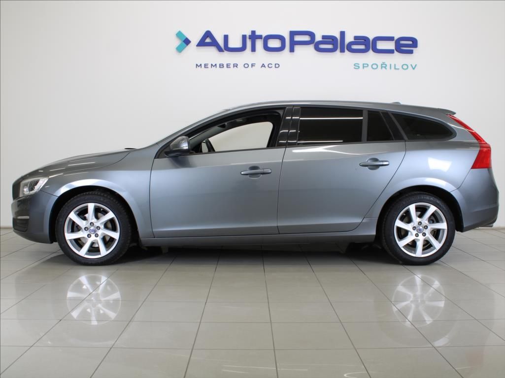 Volvo V60, 2,0 D3 110kW AT Mom.NAVI Light - fotka 5