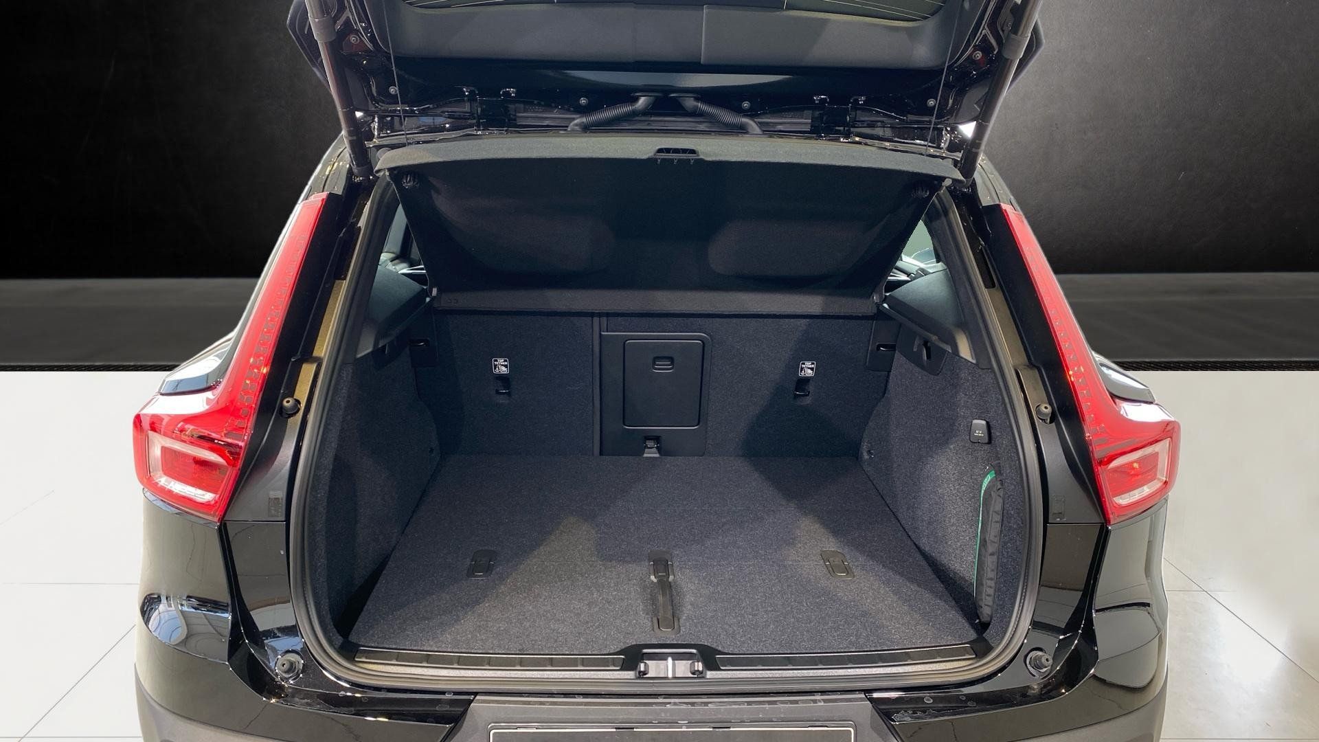 Volvo XC40, PLUS BLACK EDITION, B4 FWD, 14 - fotka 4