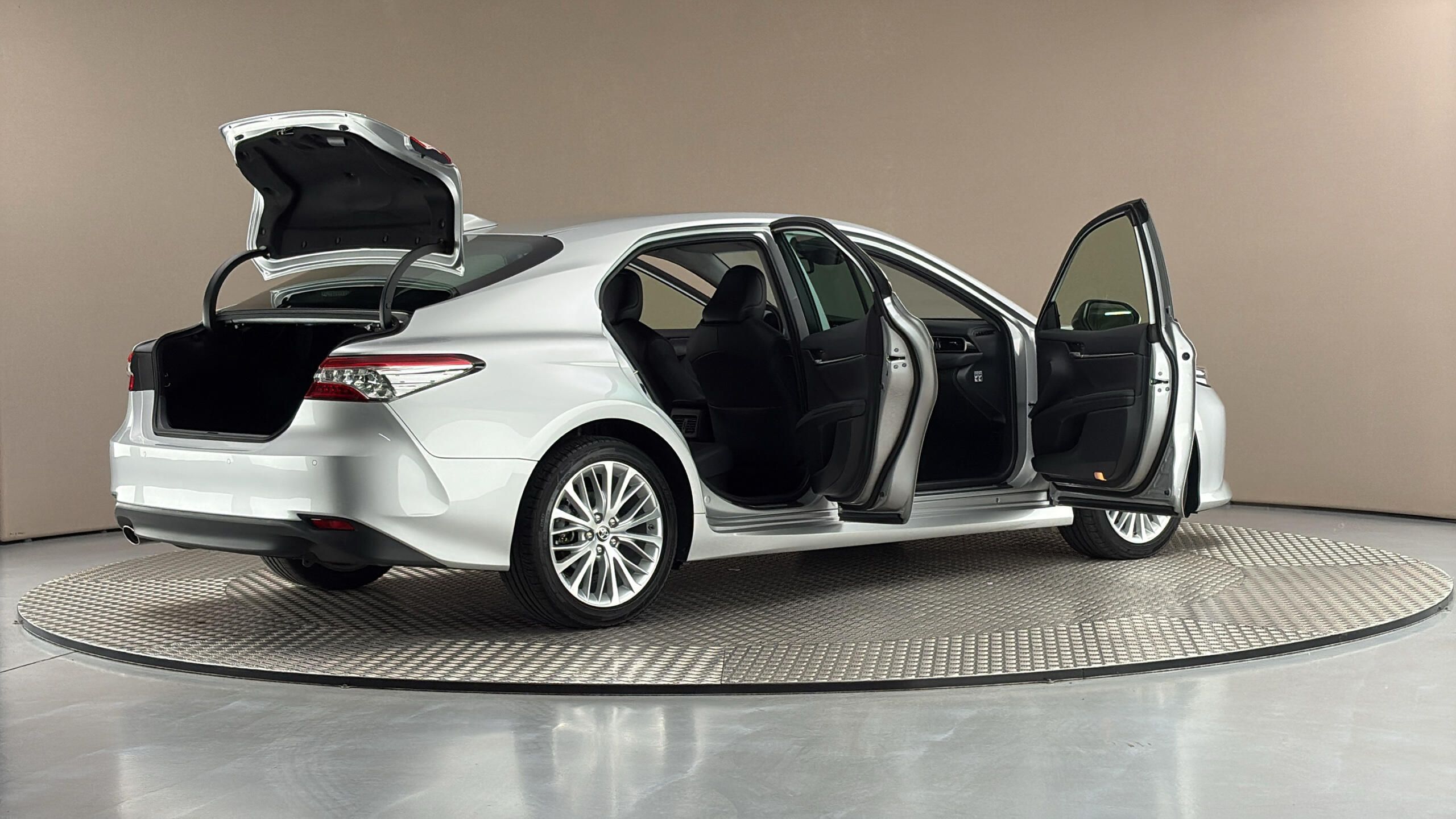 Toyota Camry, 2.5 Hybrid AUT Executive - fotka 6