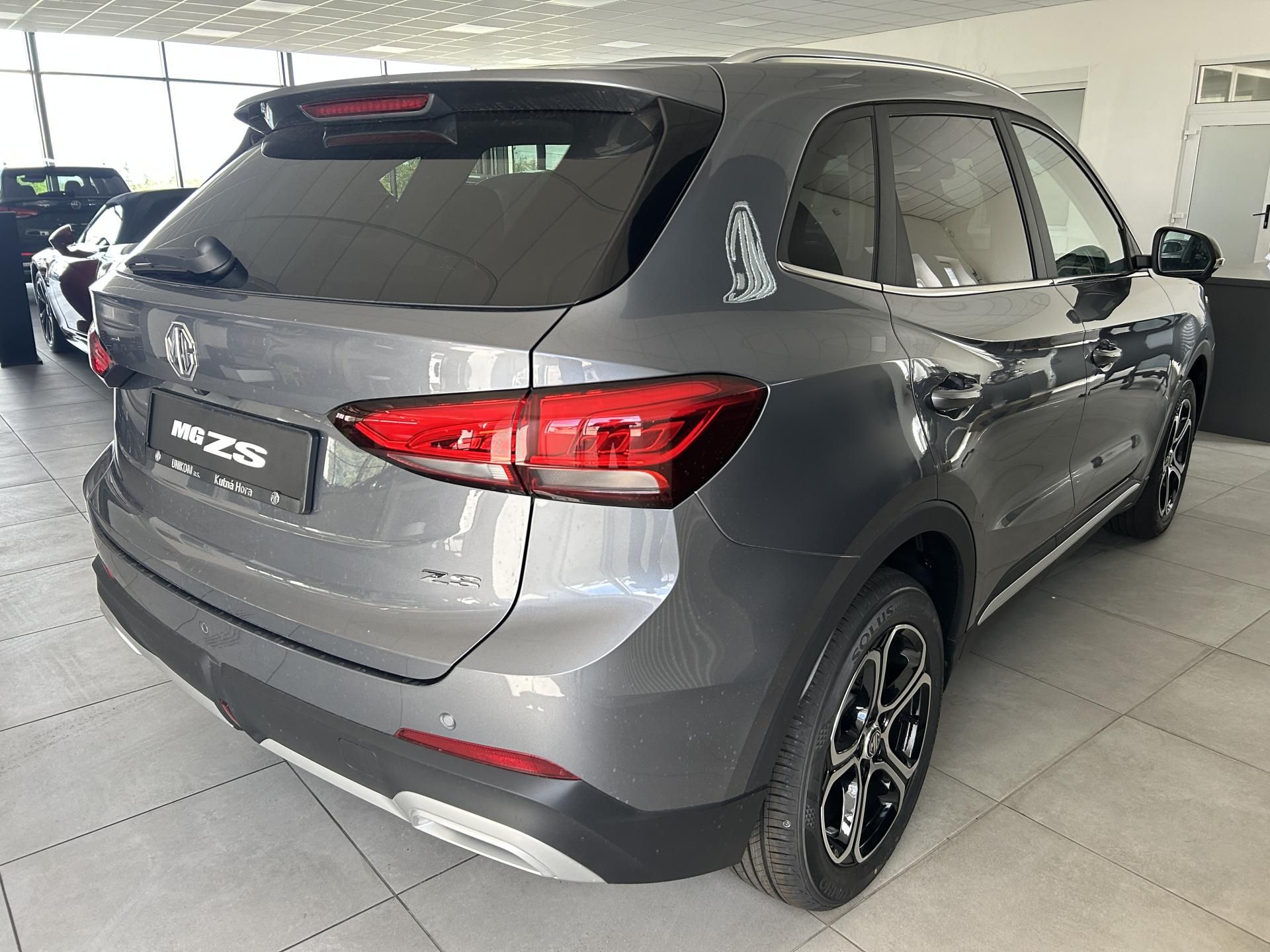 MG ZS, 1,5 HEV 145kW Emotion - fotka 5