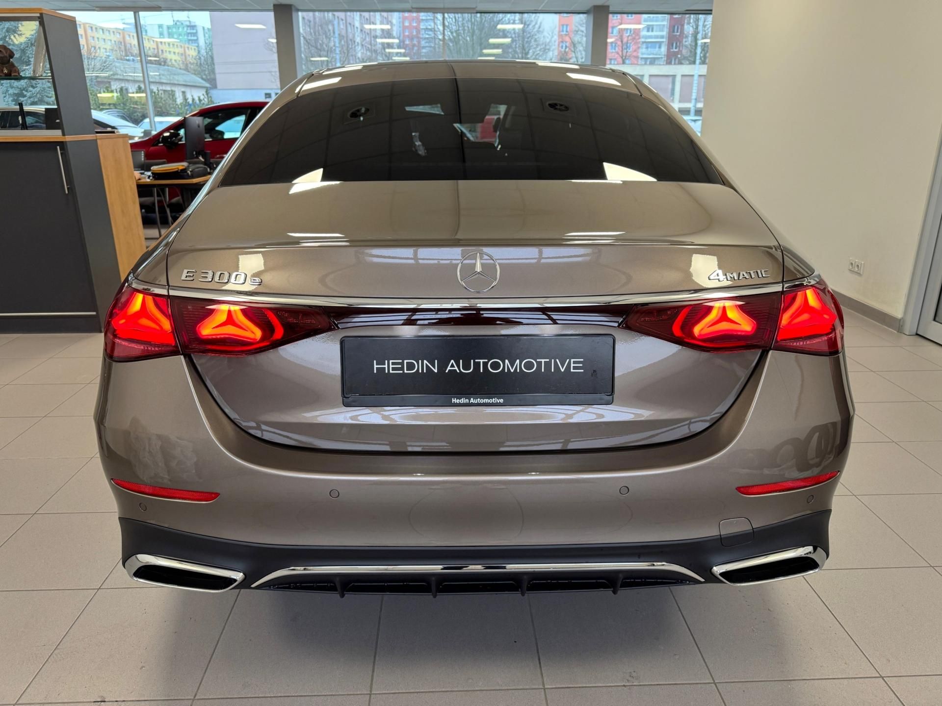 Mercedes-Benz Třídy E, E 300 e 4MATIC - fotka 5