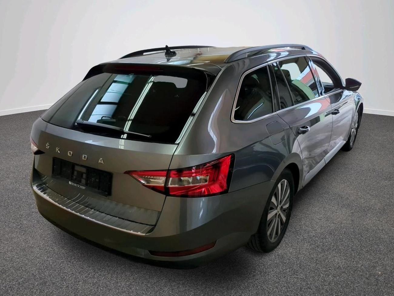 Škoda Superb, Combi 2,0TDi DSG 110kw 17ALU - fotka 4