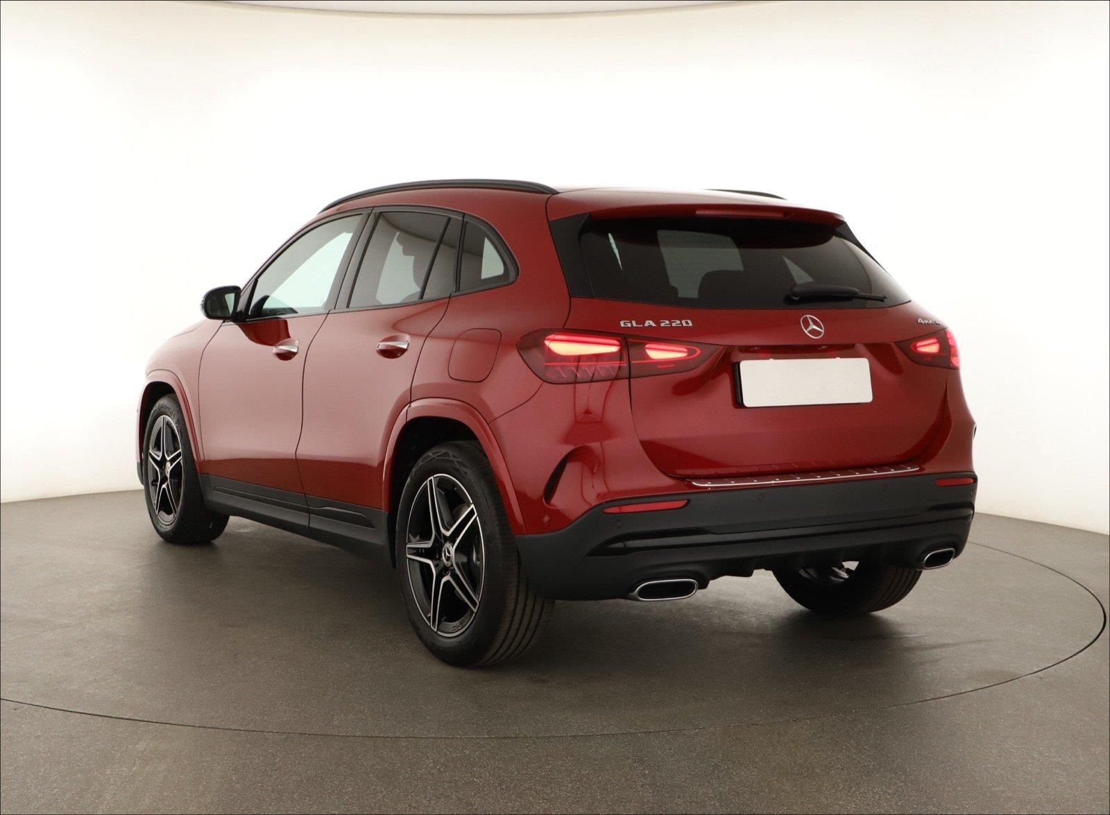 Mercedes-Benz GLA, 220 4MATIC, AMG Line - fotka 3
