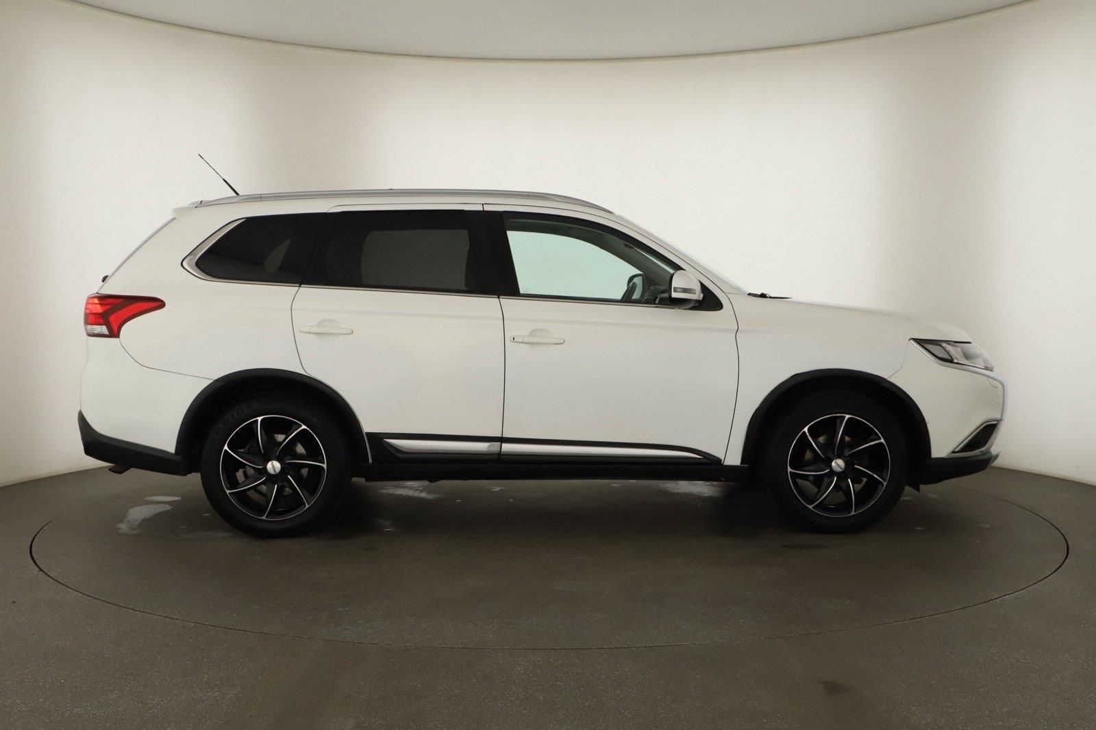 Mitsubishi Outlander, 2.2 DI-D, 4X4, 7 míst, Navi - fotka 6