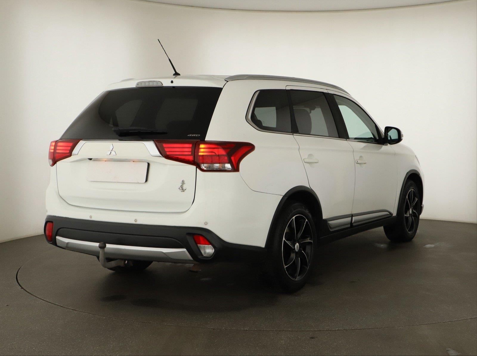 Mitsubishi Outlander, 2.2 DI-D, 4X4, 7 míst, Navi - fotka 5