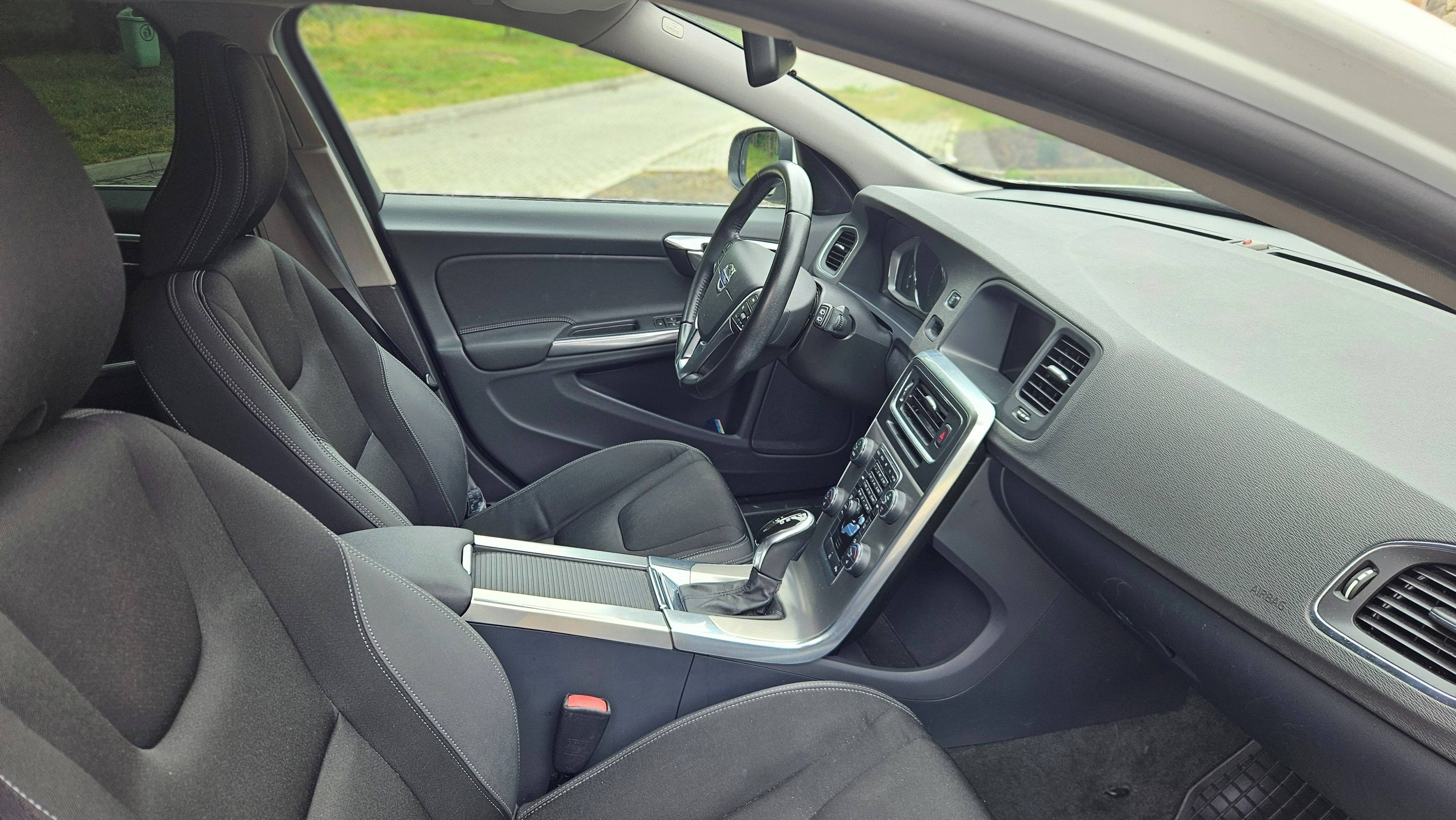 Volvo V60, 2D, tažné, automat - fotka 6