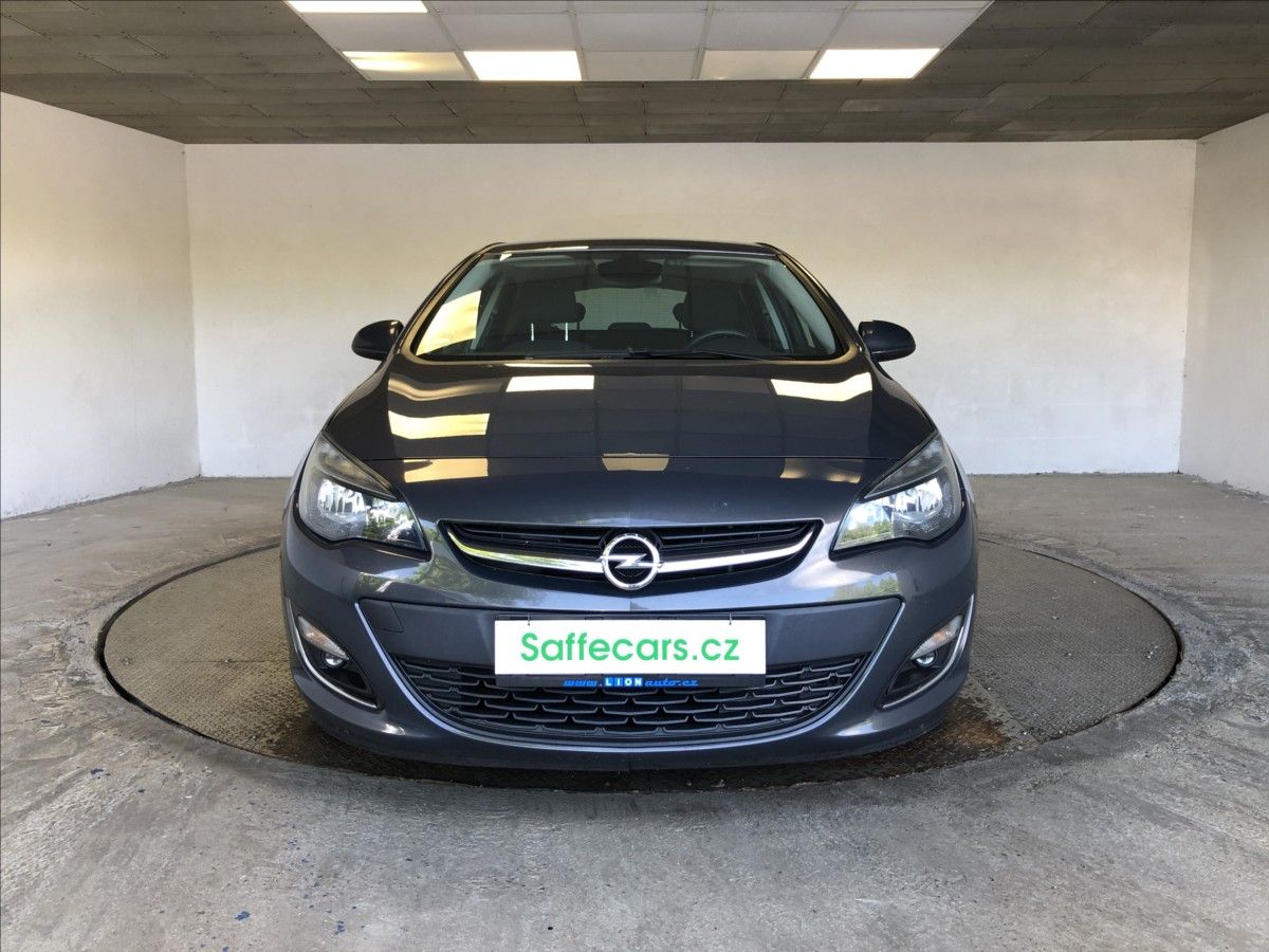 Opel Astra, 1,4 T 16V - fotka 2