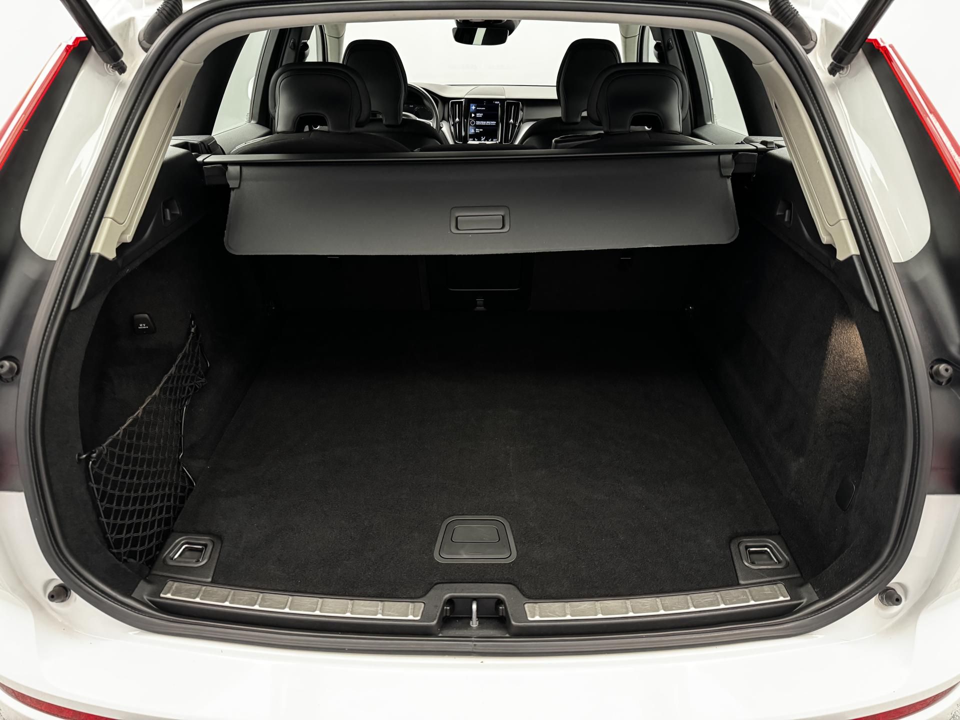 Volvo XC60, B4 AWD MOMENTUM AUT CZ - fotka 5