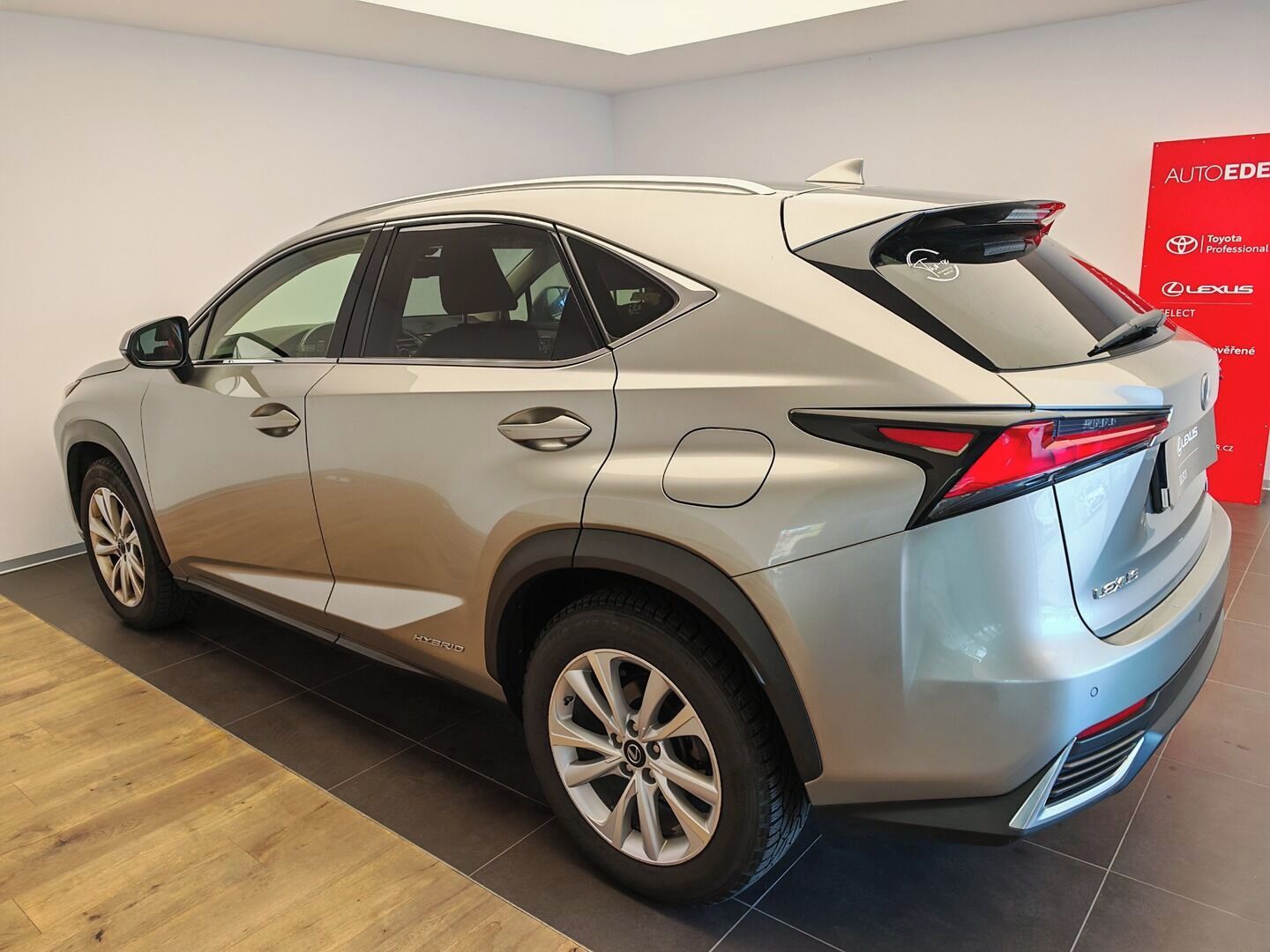 Lexus NX 300h, 2,5 300h 4WD Luxury ČR - fotka 6