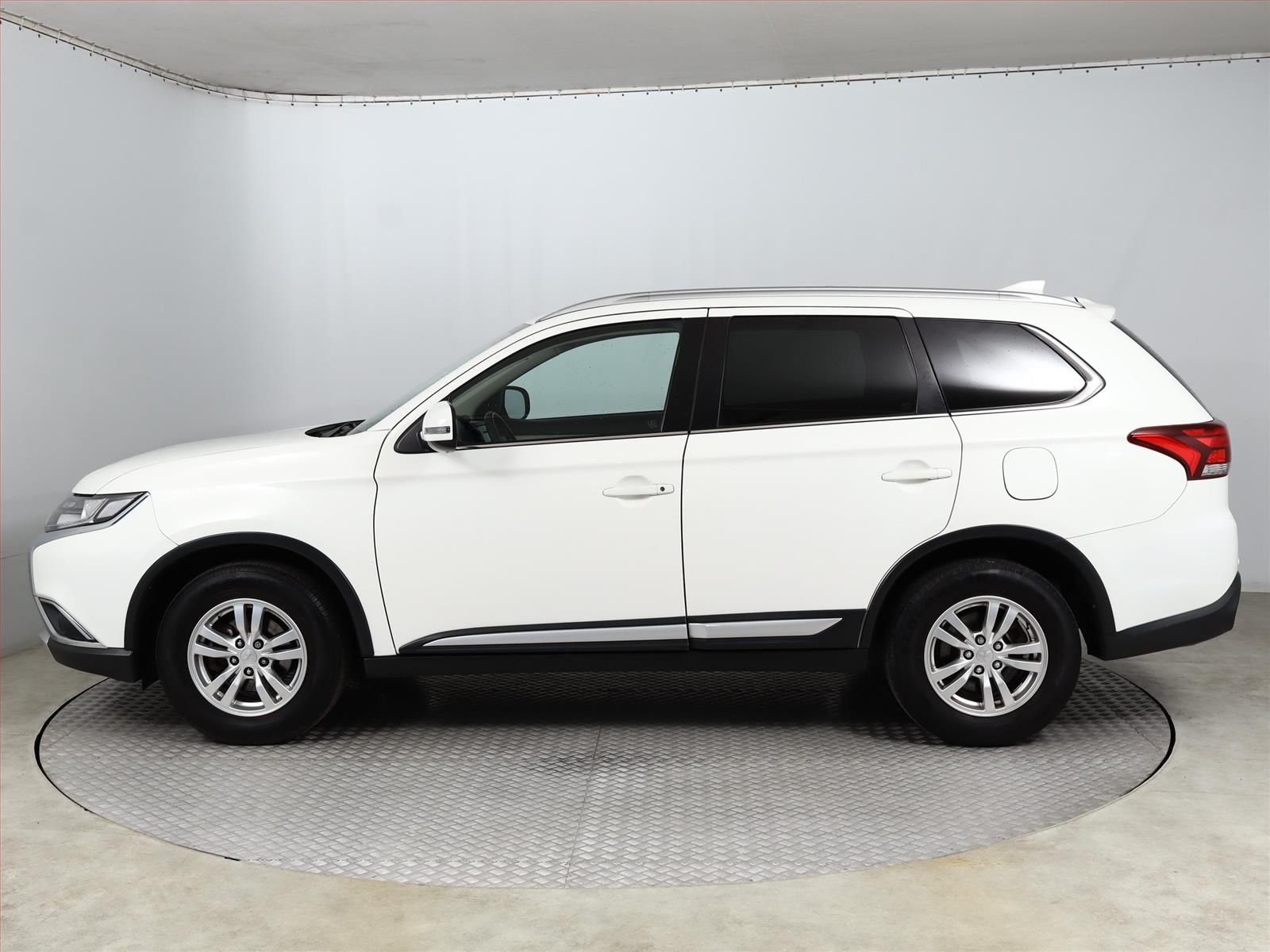 Mitsubishi Outlander, 2.0, Intense, ČR,1.maj - fotka 3