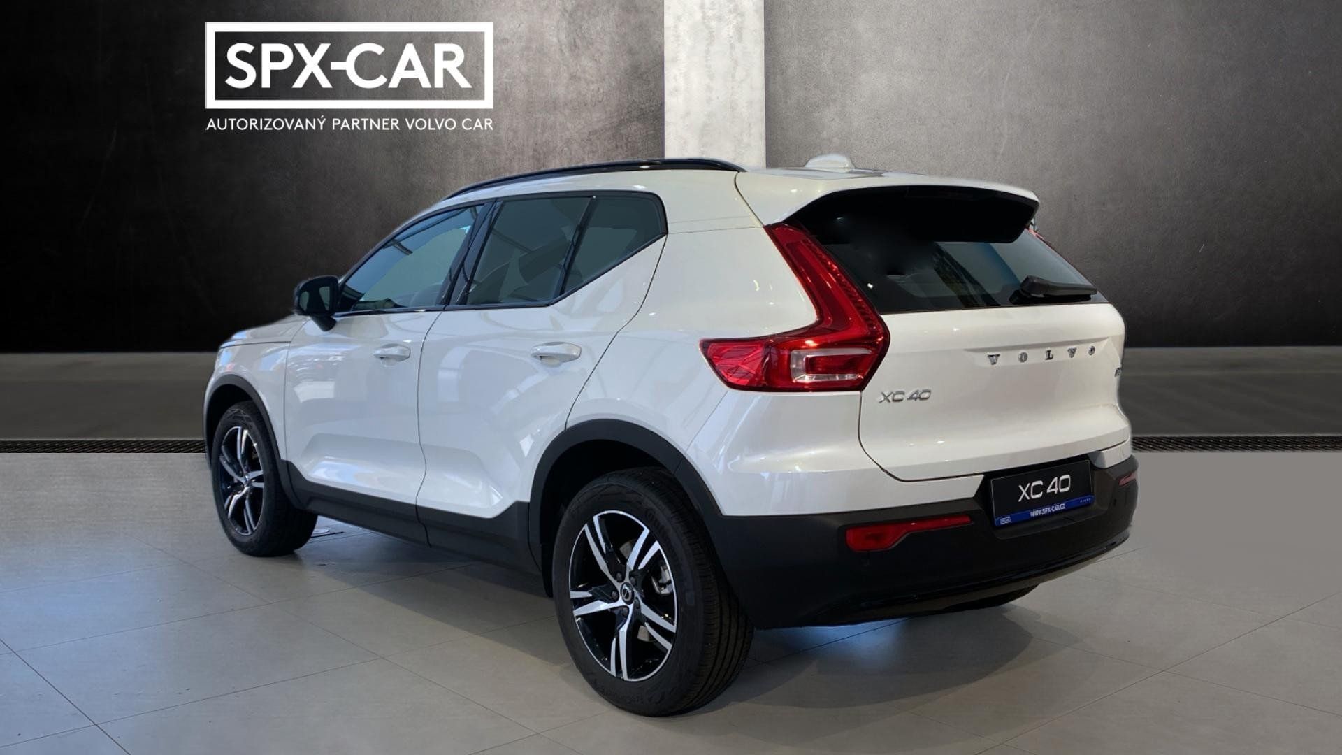 Volvo XC40, PLUS DARK, B4 FWD, 145+10 kW / - fotka 4