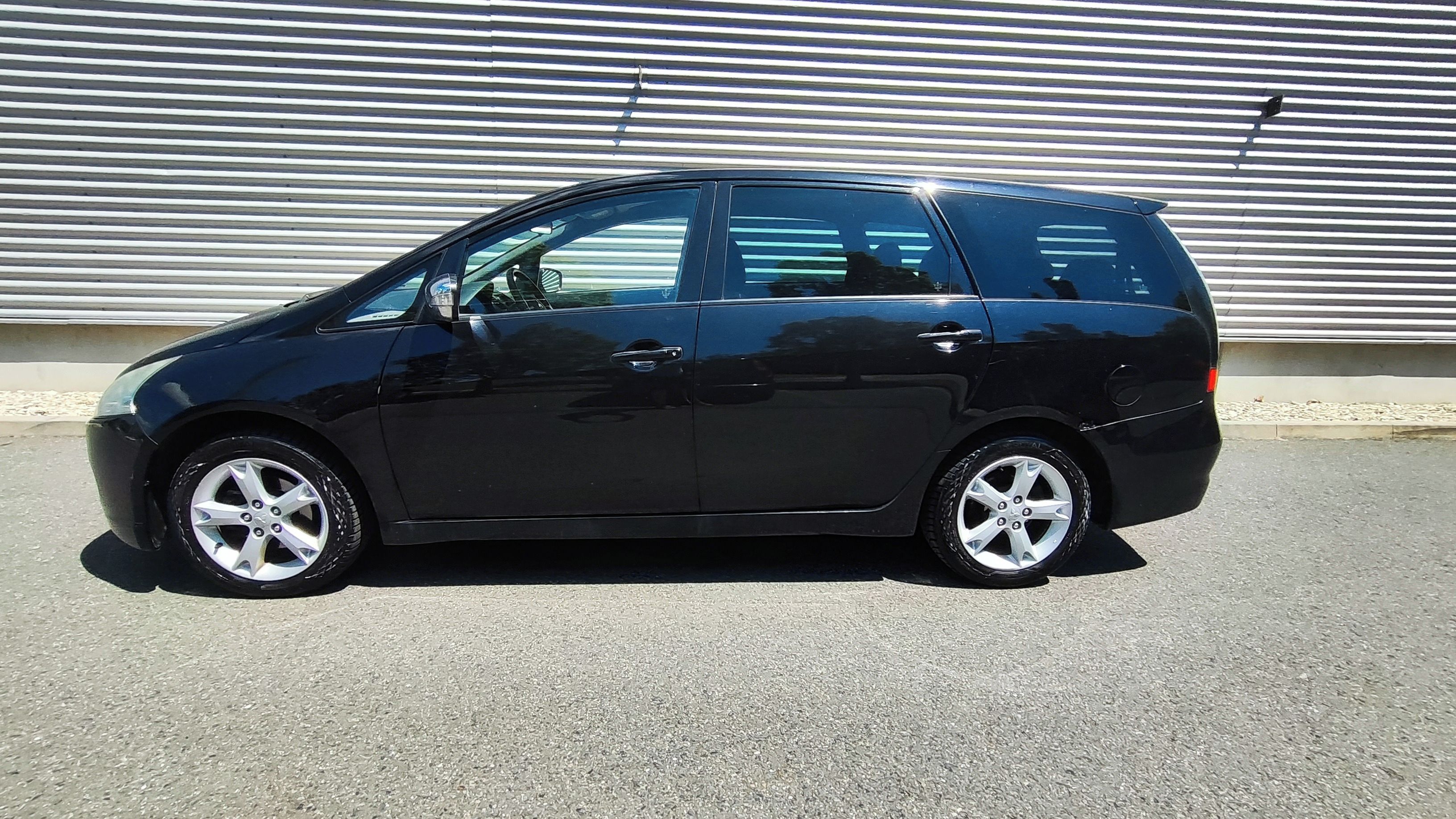 Mitsubishi Grandis, 2.0 DI-D Intense  7 míst tažné - fotka 2