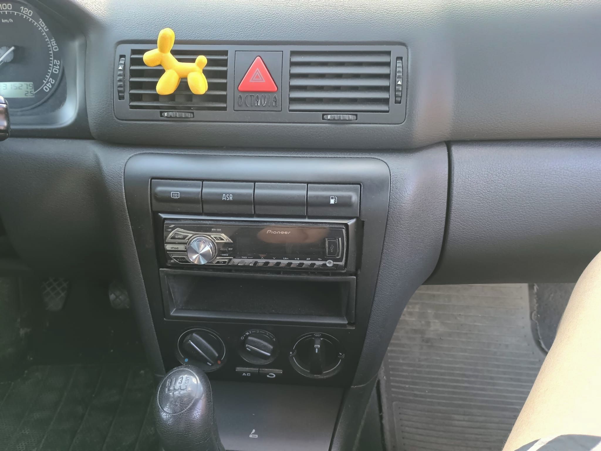 Škoda Octavia, 1.6 MPI - fotka 6