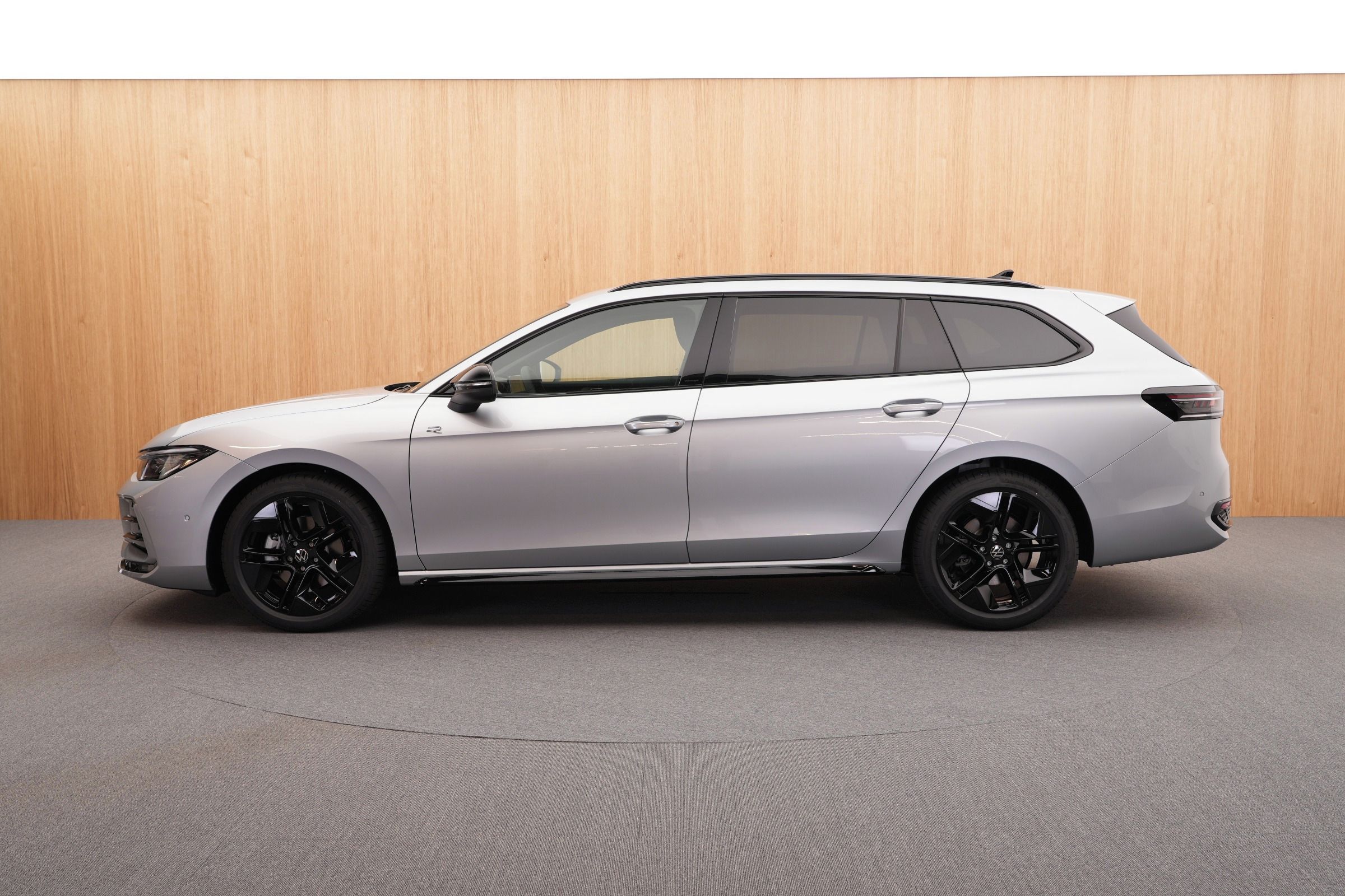 Volkswagen Passat, R-Line 2.0 TDI DSG - fotka 2