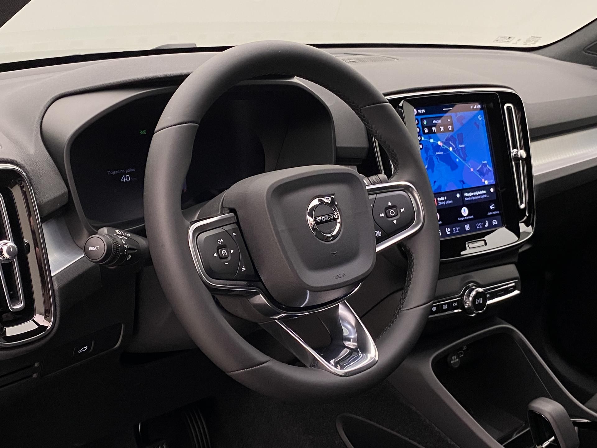 Volvo XC40, B3 AUT DARK ULTRA - fotka 4