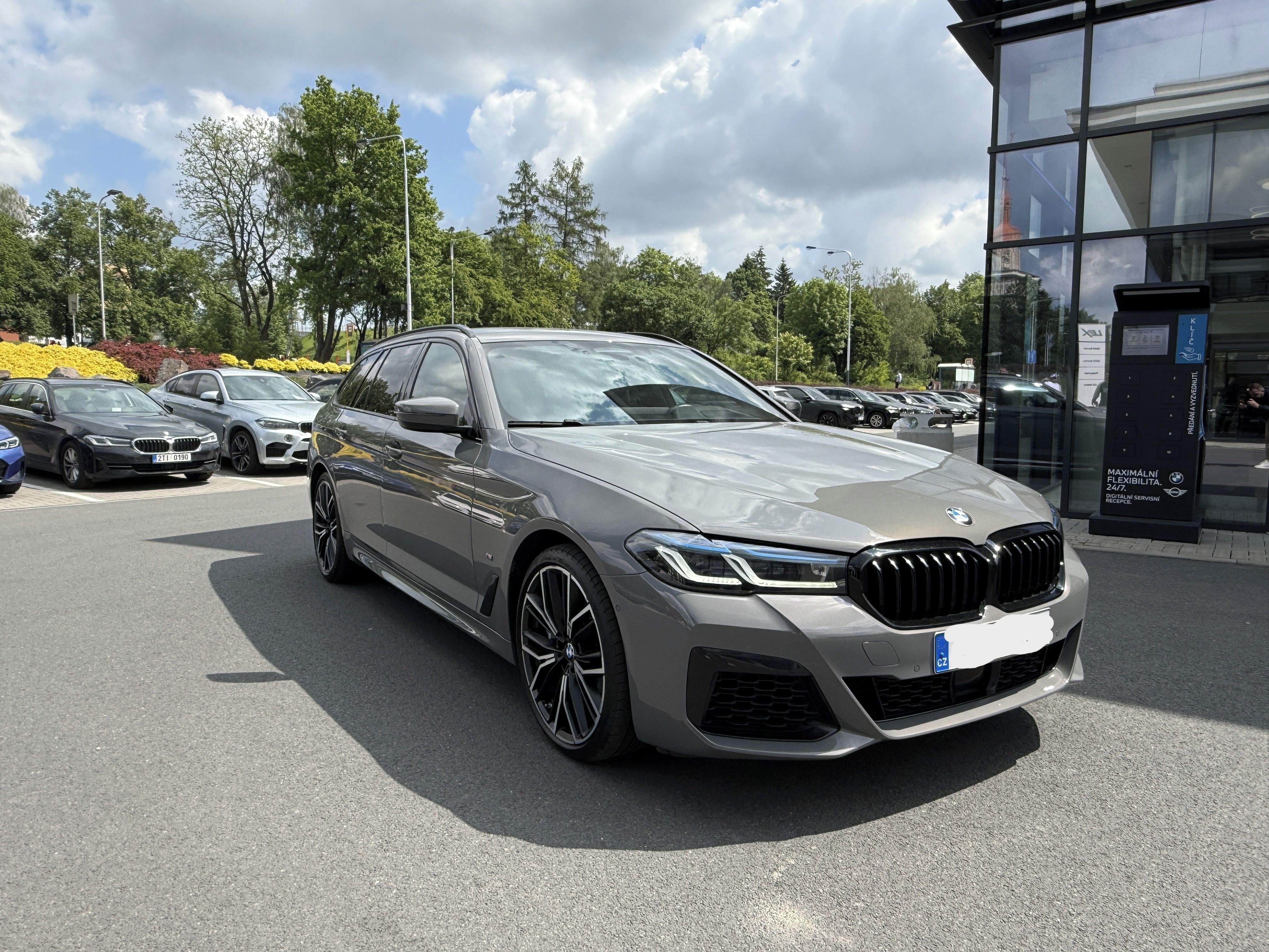 BMW Řada 5, BMW 540i xDrive Touring M pake - fotka 3