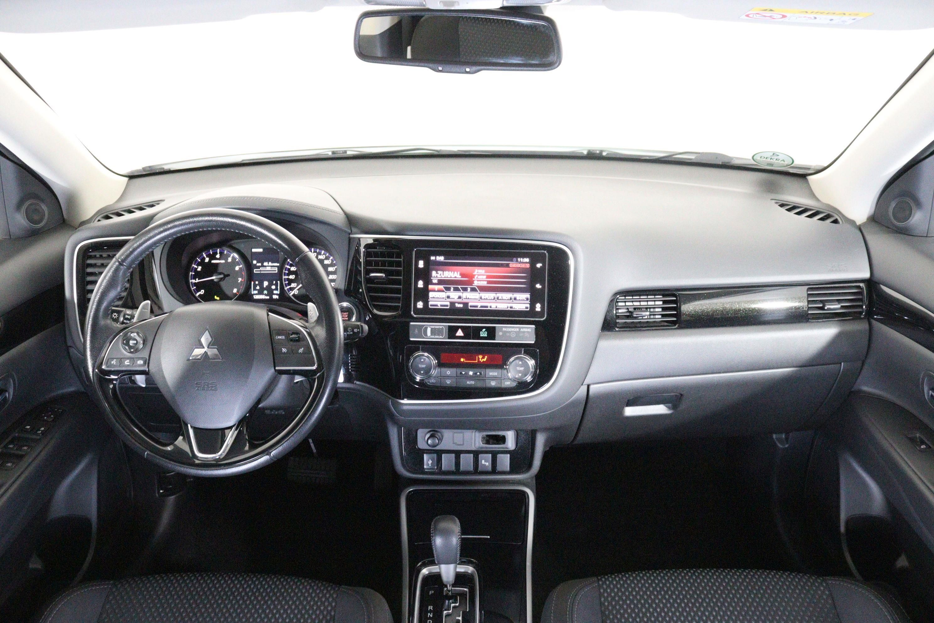 Mitsubishi Outlander, 2,0i 4x4 7 míst/ TAŽNÉ Z.,LED - fotka 5