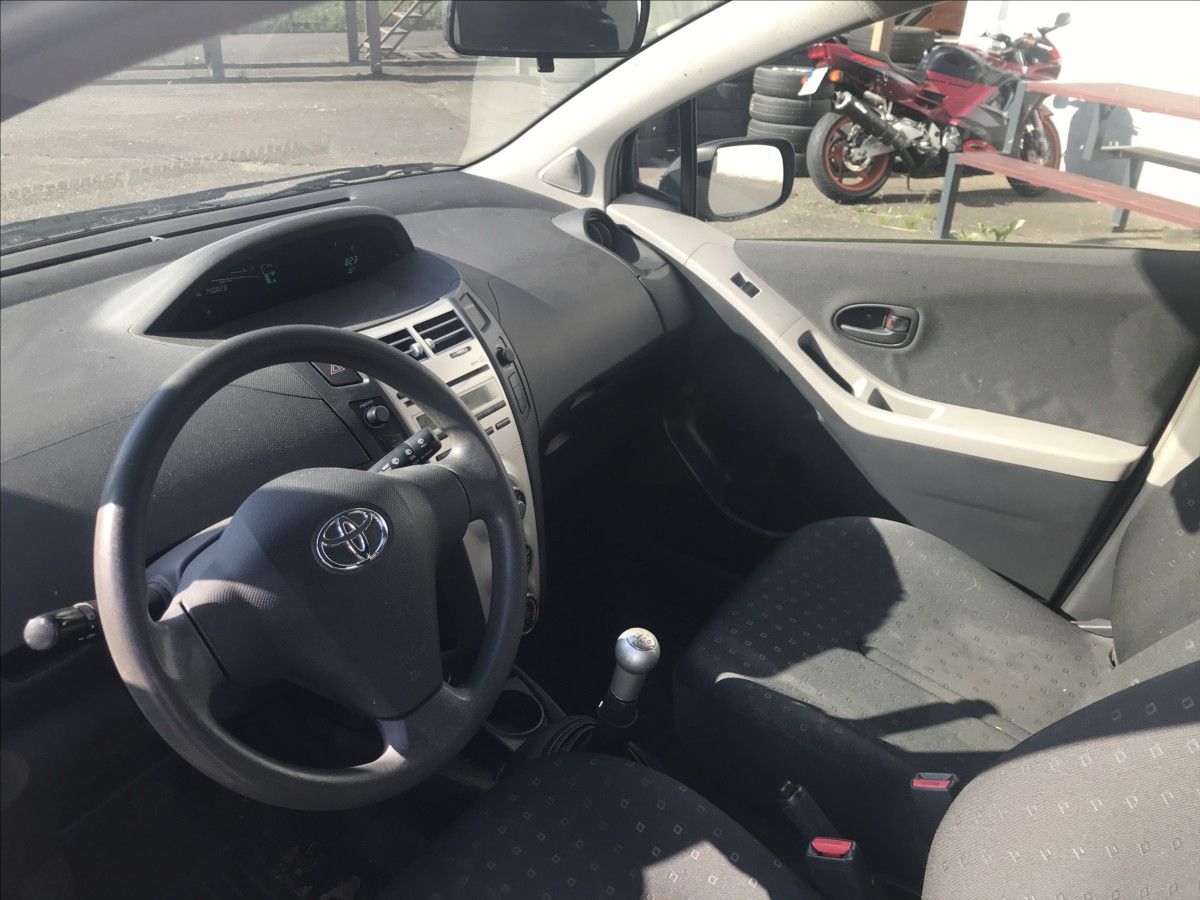Toyota Yaris, 1,3 i 64kW 5dv. AC - fotka 6