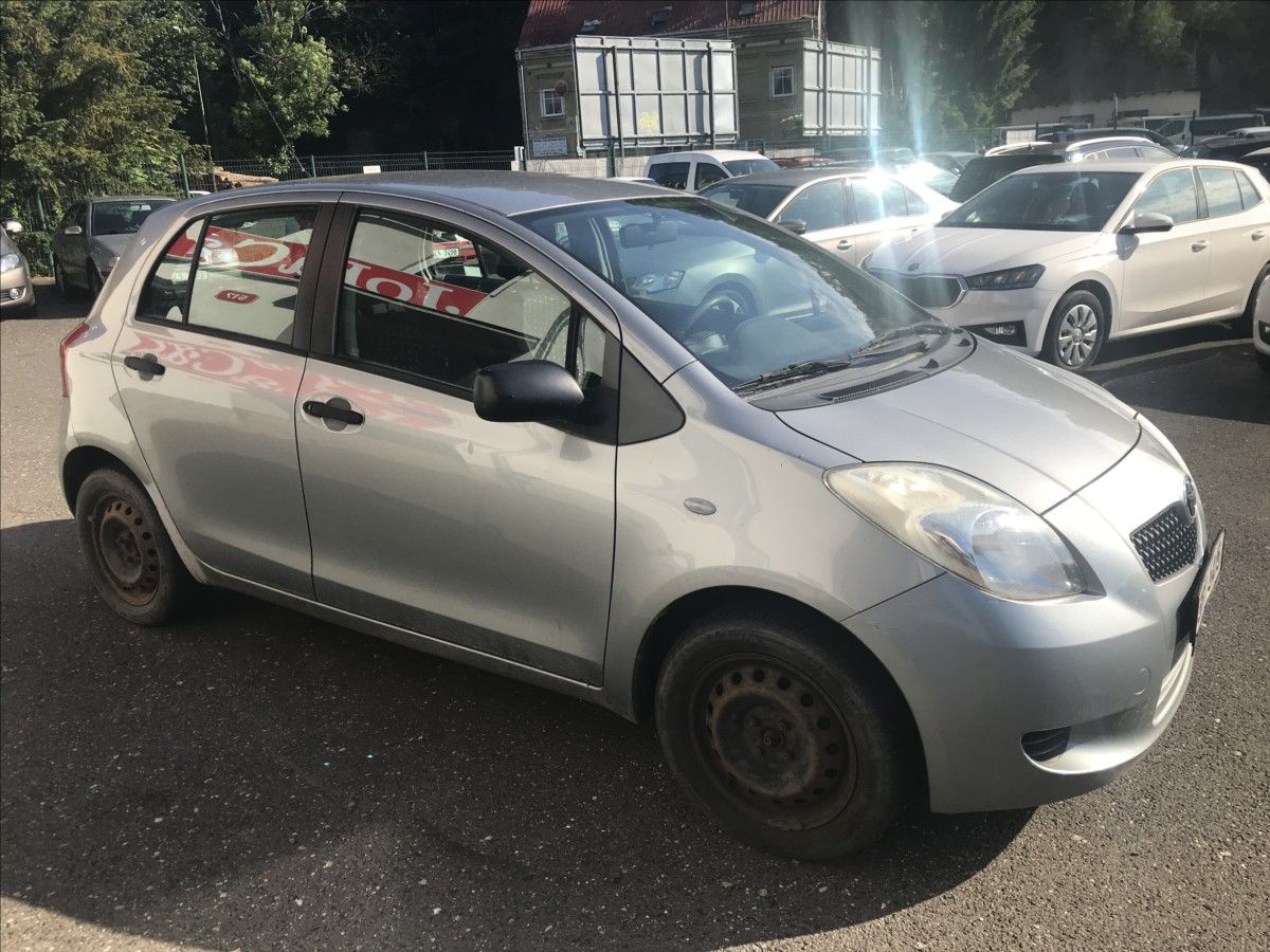 Toyota Yaris, 1,3 i 64kW 5dv. AC - fotka 3
