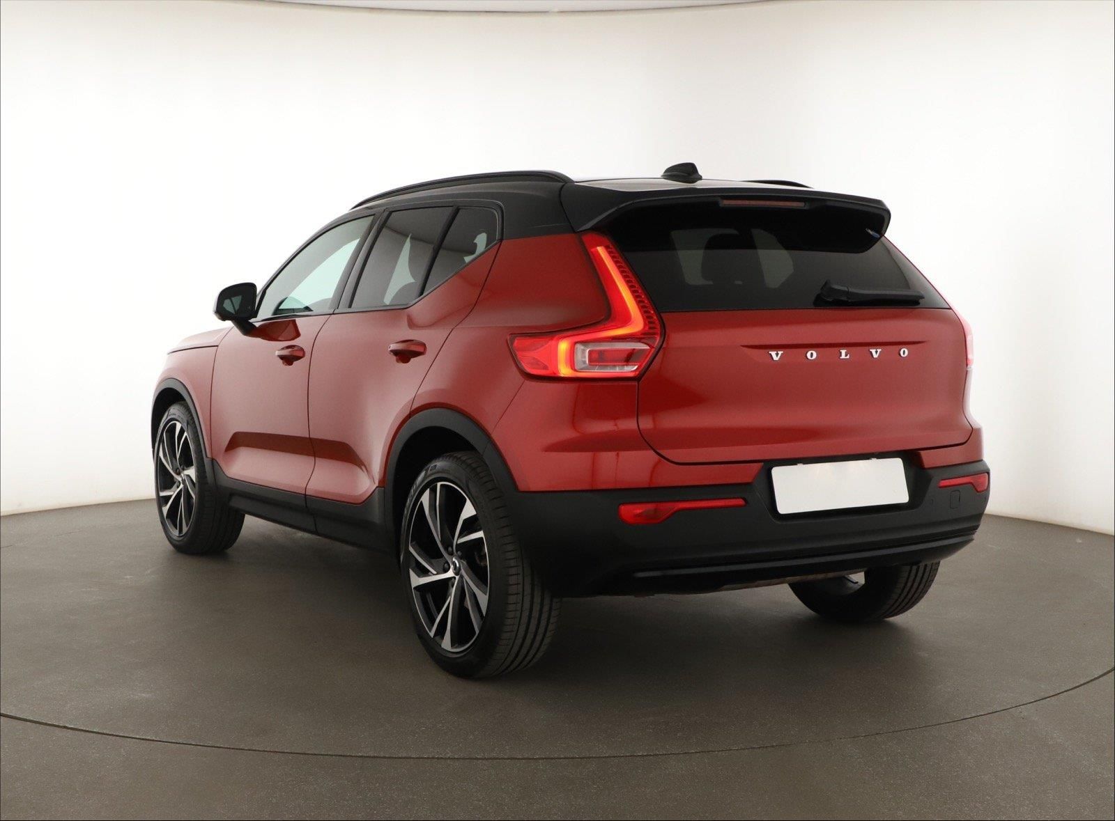 Volvo XC40, B4 AWD, R-Design, 4X4 - fotka 4