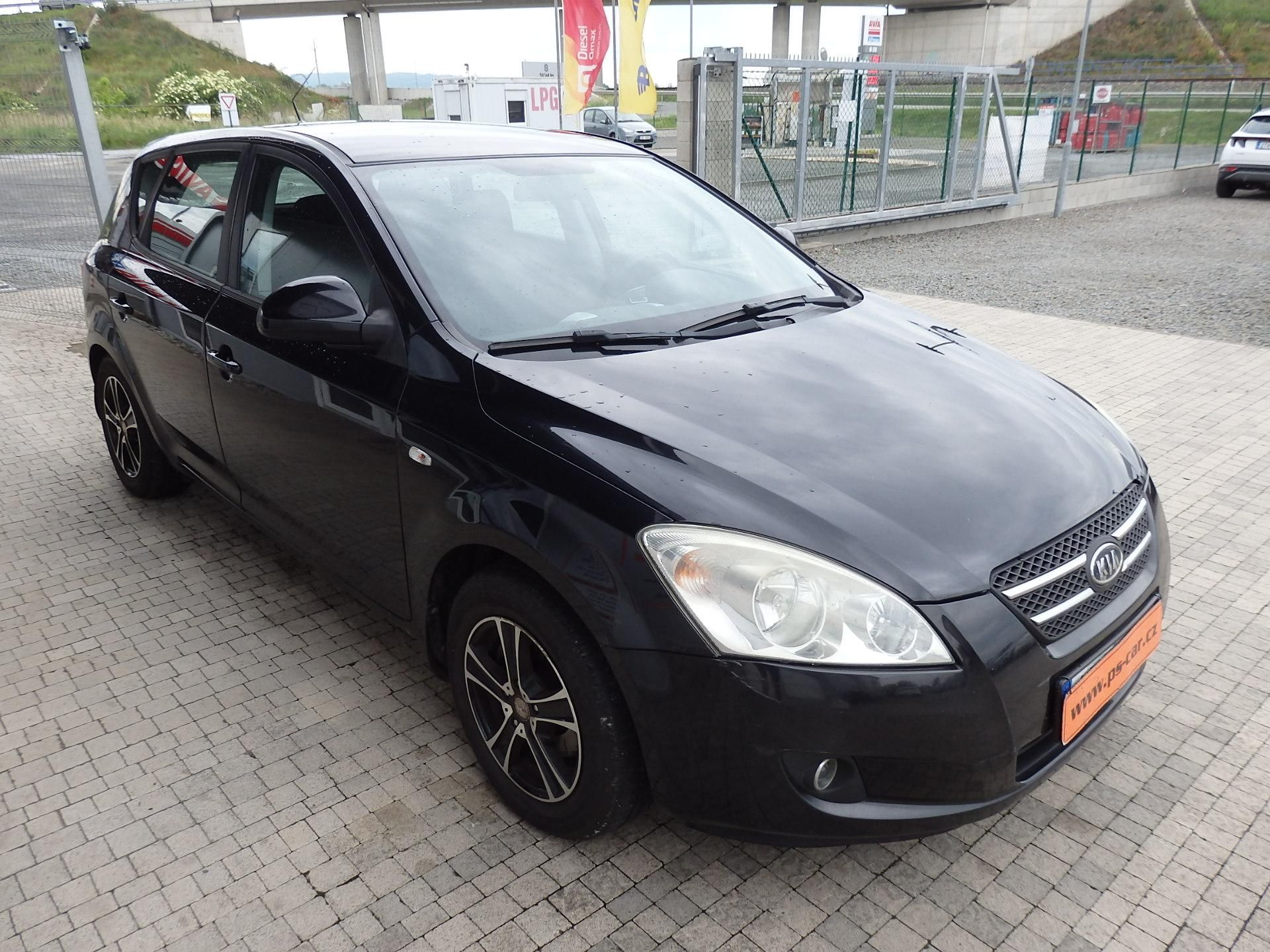 Kia Cee´d, 1.6 CRDI 10x AIRBAG, ZÁVĚS - fotka 3