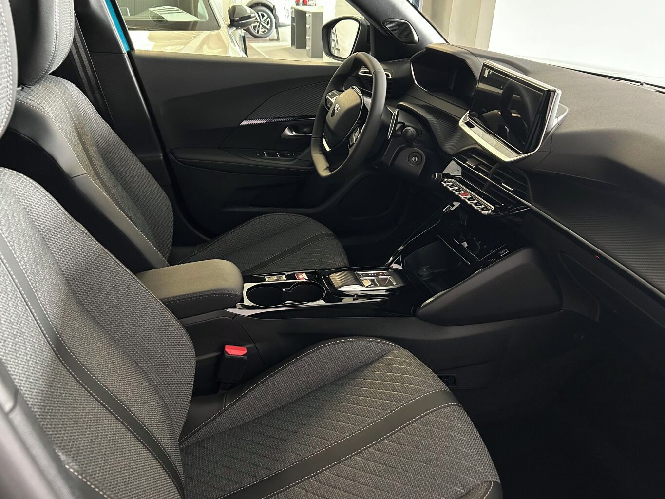 Peugeot 2008, ALLURE Hybrid 110 e-DCS6 - fotka 5