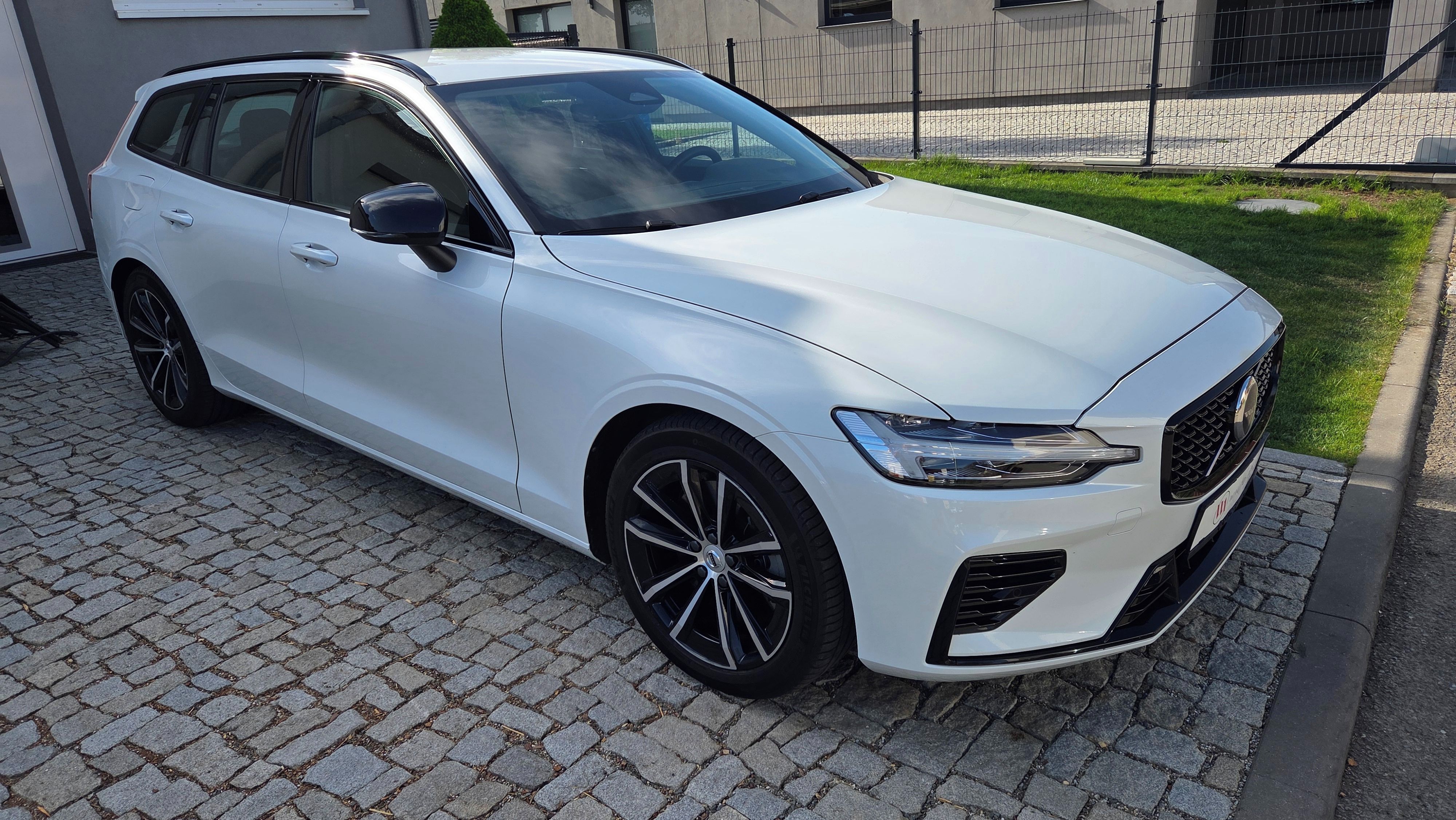 Volvo V60, T6 eAWD PLUS DARK RECHARGE - fotka 3