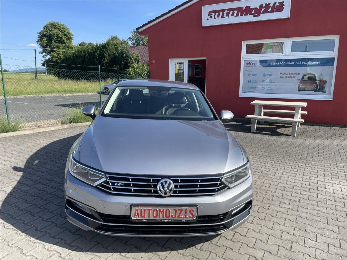 Volkswagen Passat, 2,0 TDI R-LINE DSG 110 kW ČR D - fotka 2