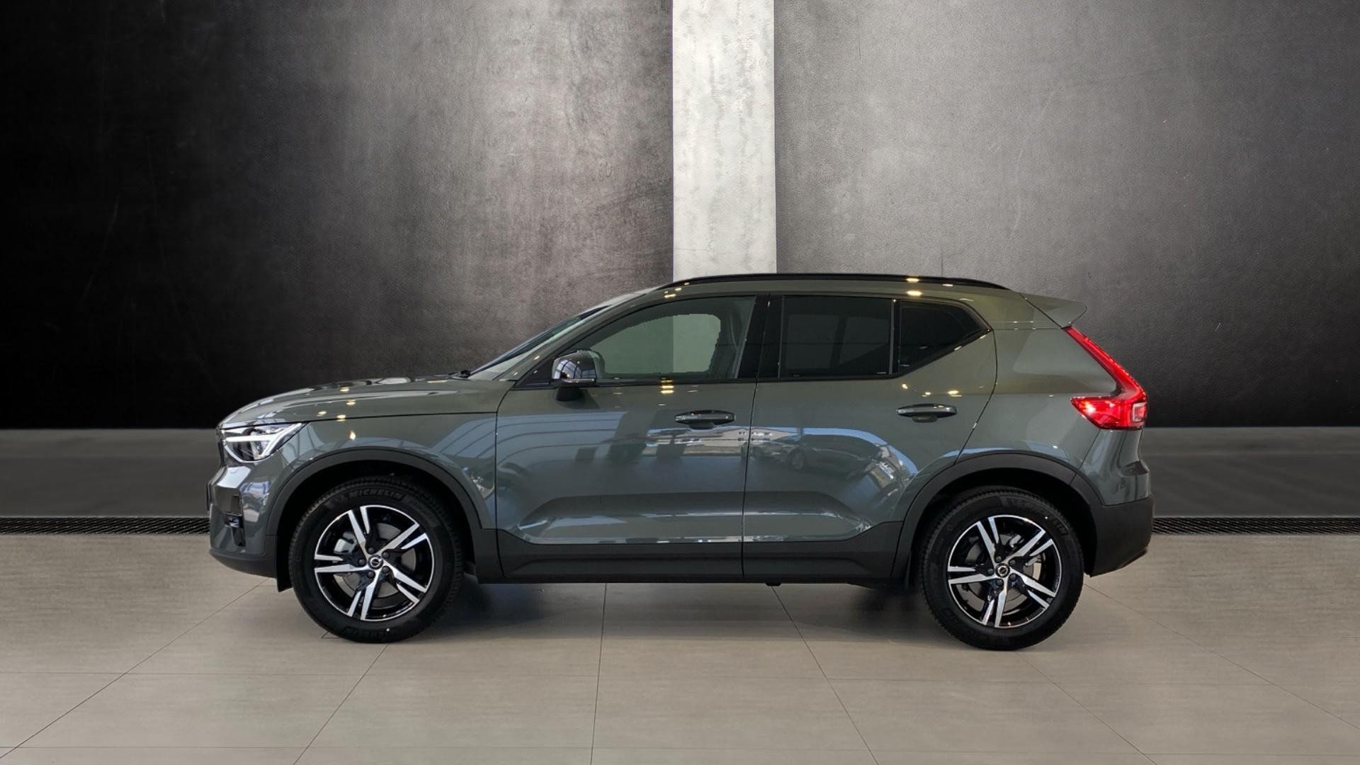 Volvo XC40, PLUS DARK, B4 FWD, 145+10 kW / - fotka 3