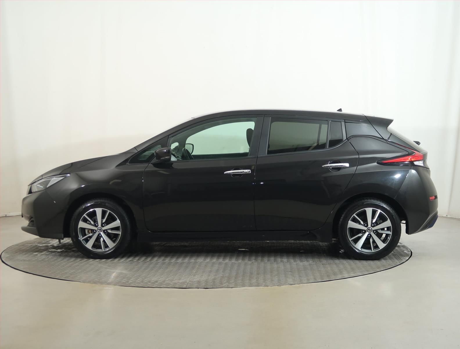 Nissan LEAF, 40 kWh, SoH 94%, Automat - fotka 3